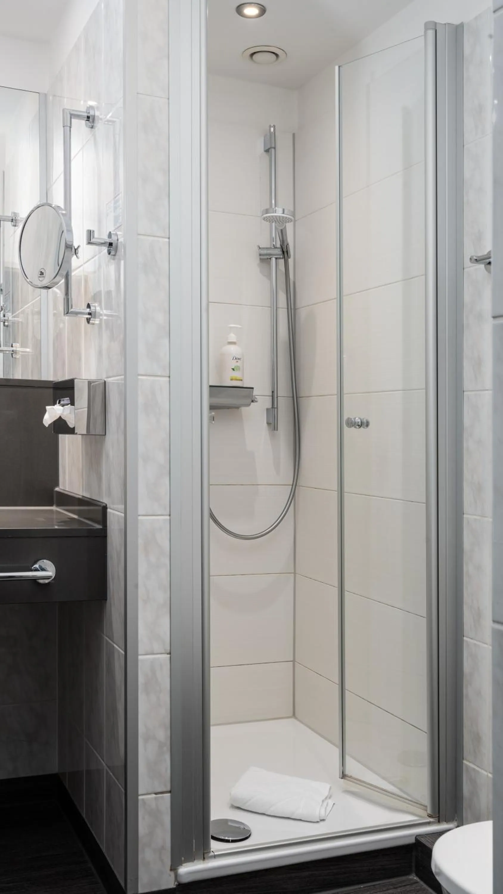 Shower in Hotel Kreuzer