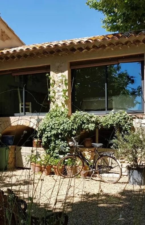 Facade/entrance in La Melizanne