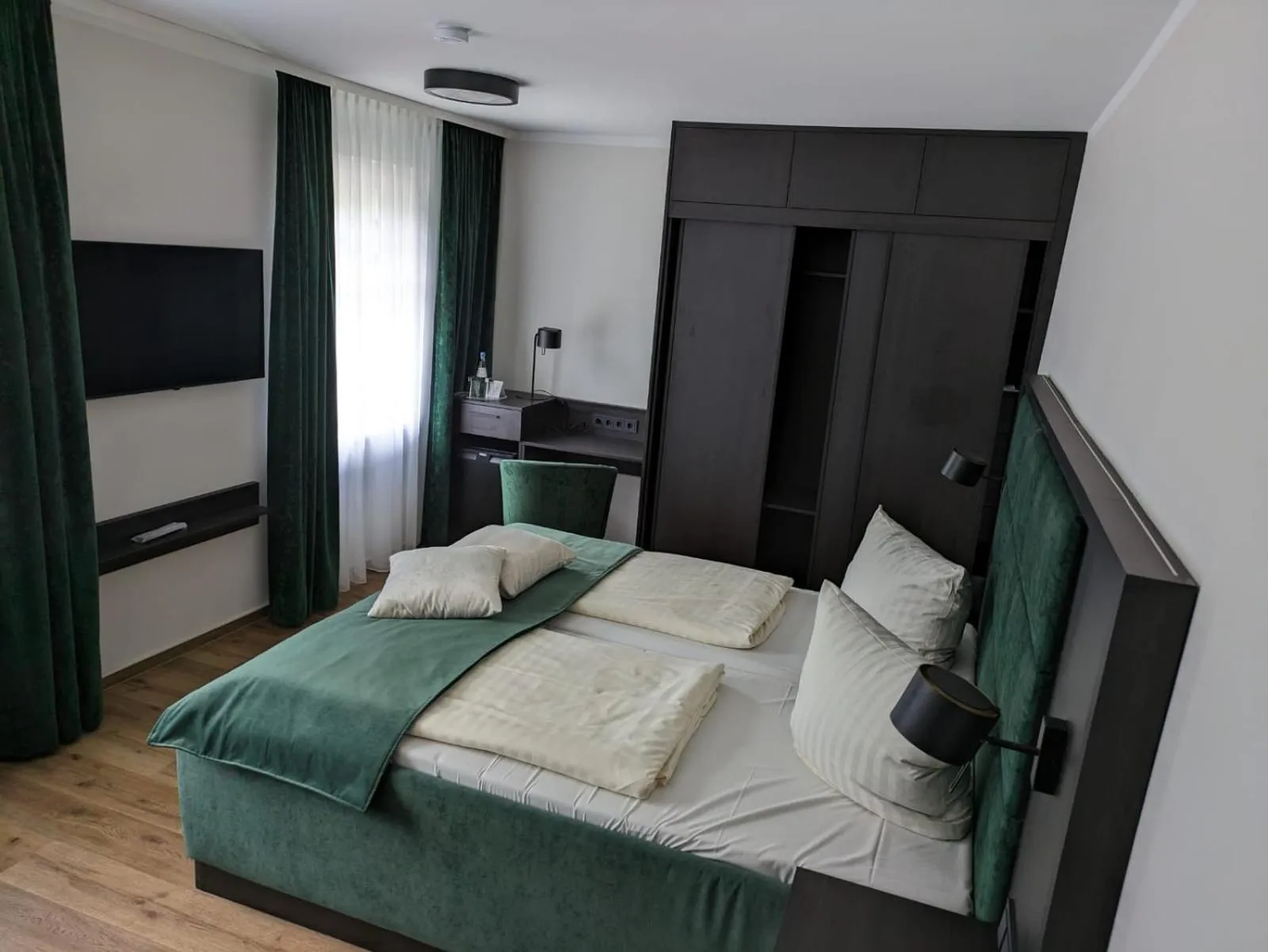 Photo of the whole room, Bed in Seehotel Ecktannen