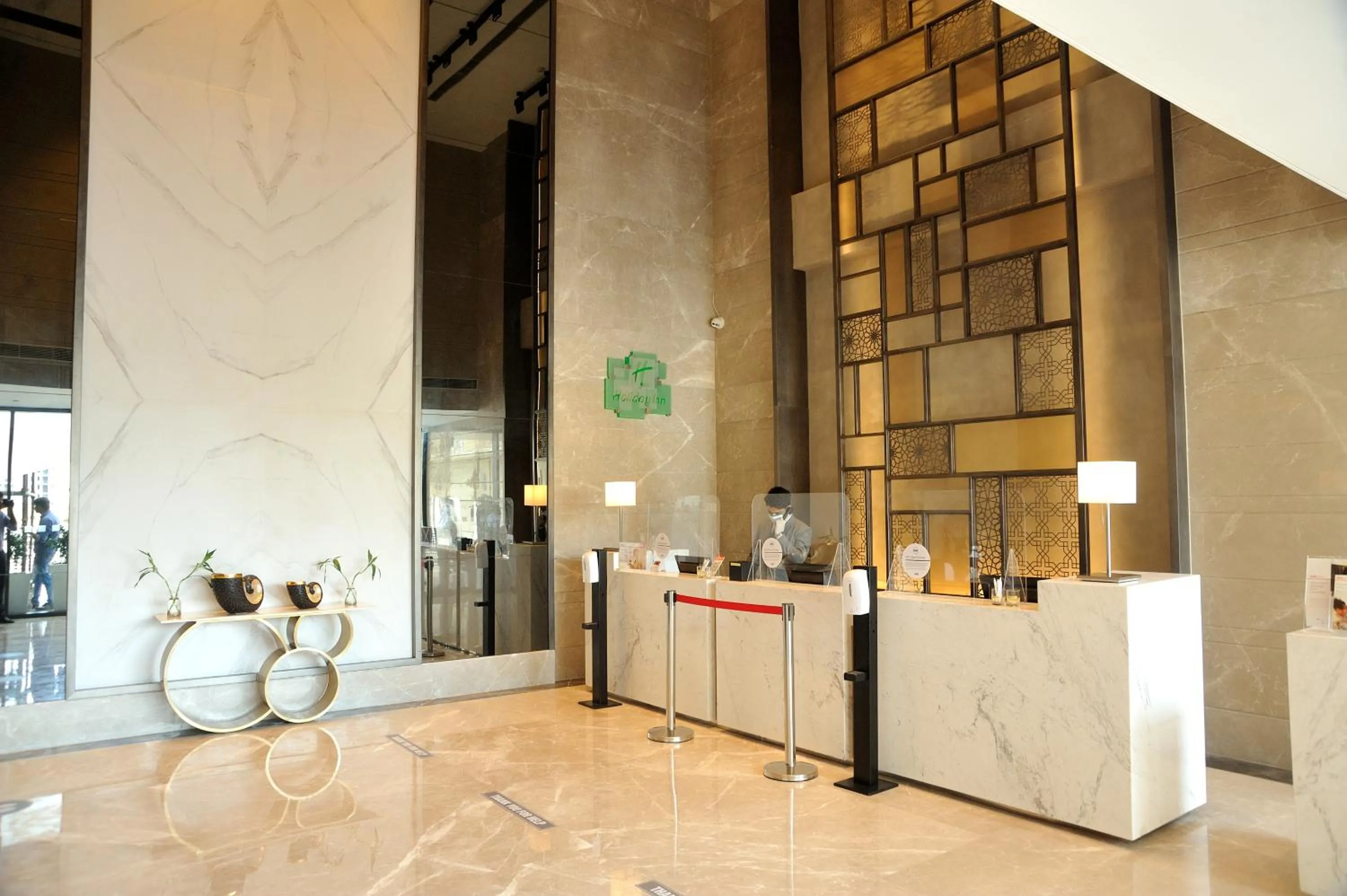 Lobby or reception in Holiday Inn Gurugram Sector 90 by IHG
