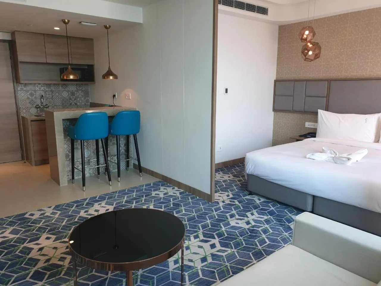 Kitchen or kitchenette, Bed in Holiday Inn Gurugram Sector 90 by IHG