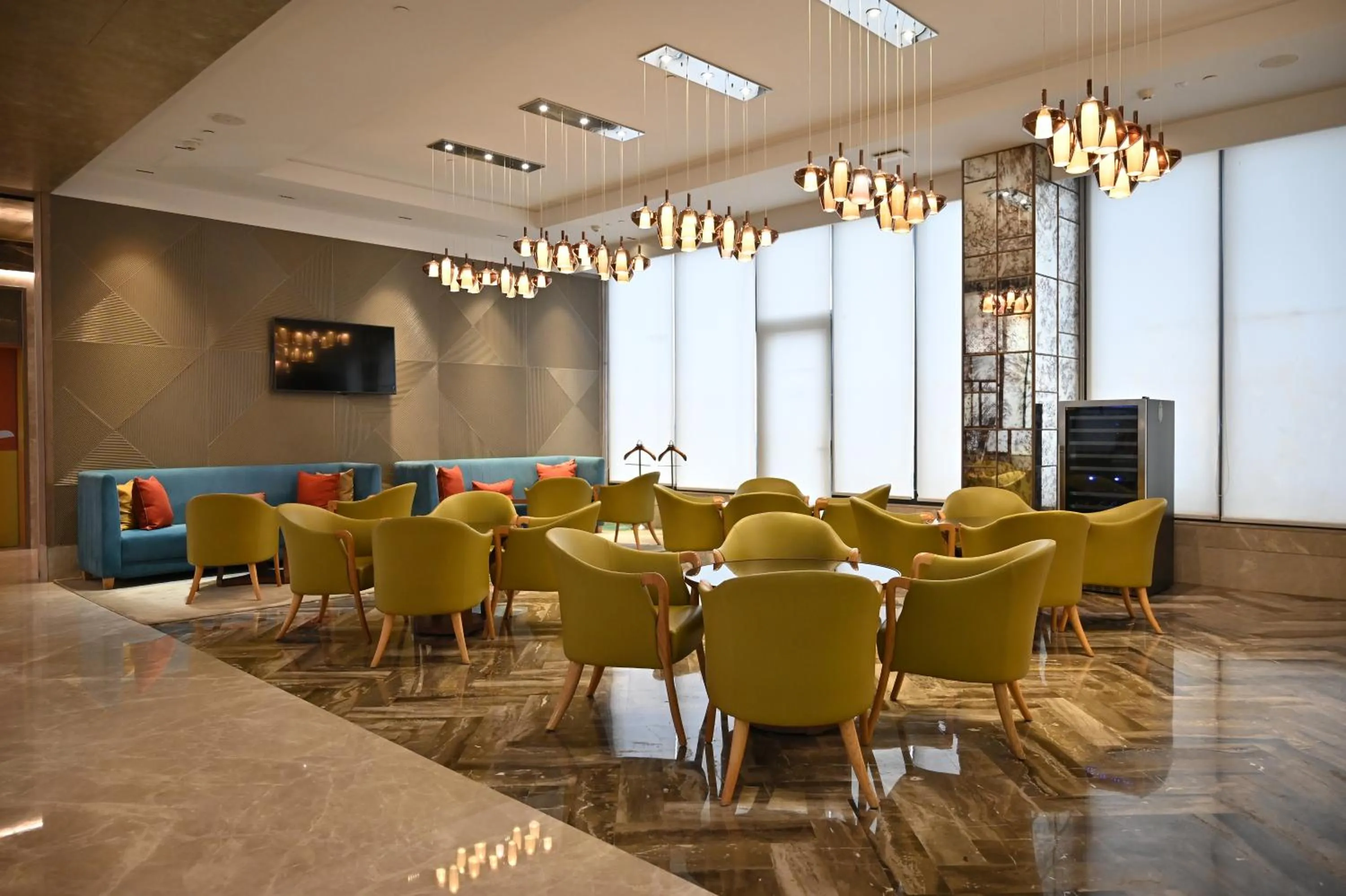 Restaurant/places to eat in Holiday Inn Gurugram Sector 90 by IHG