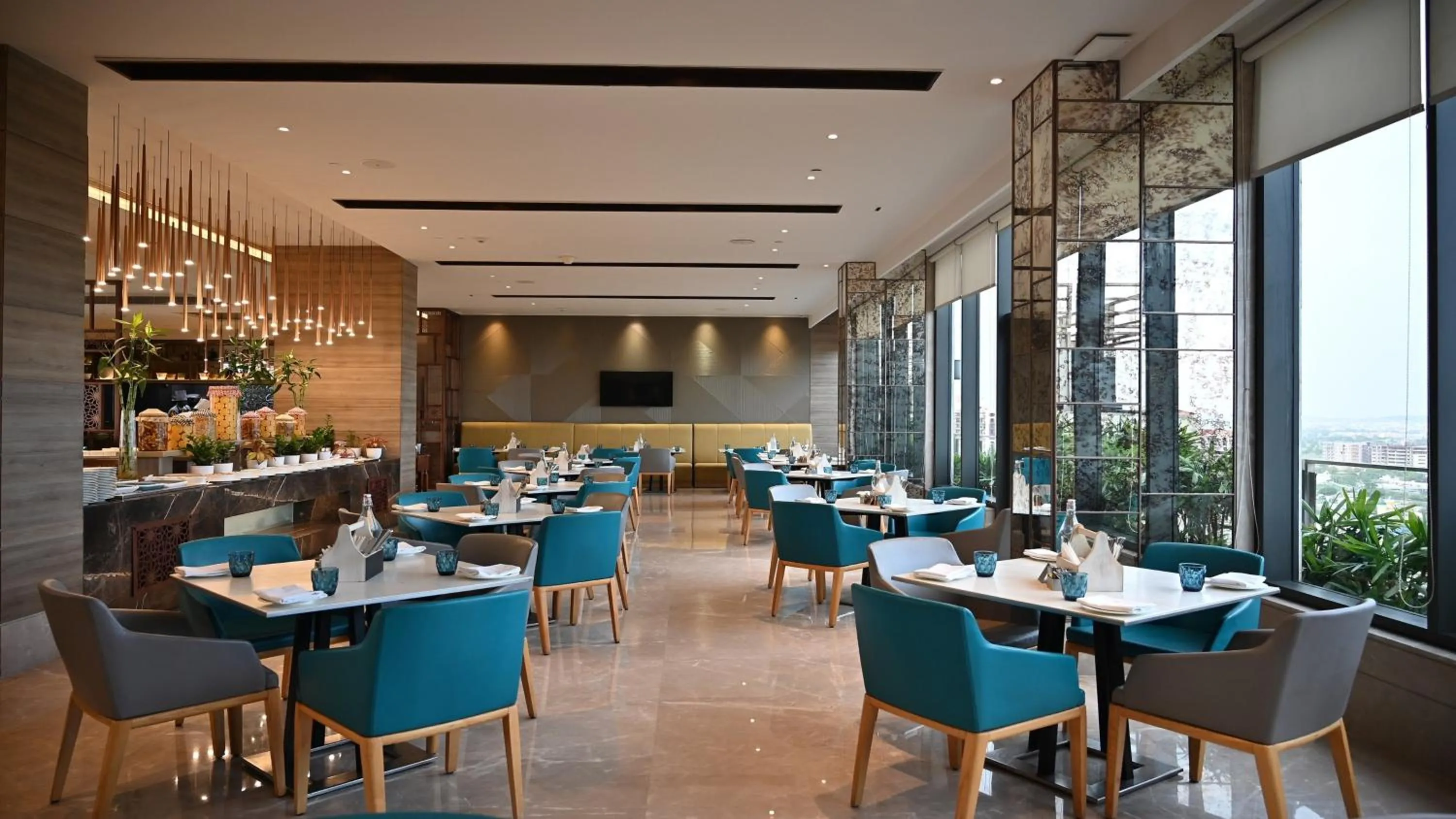 Restaurant/places to eat in Holiday Inn Gurugram Sector 90 by IHG