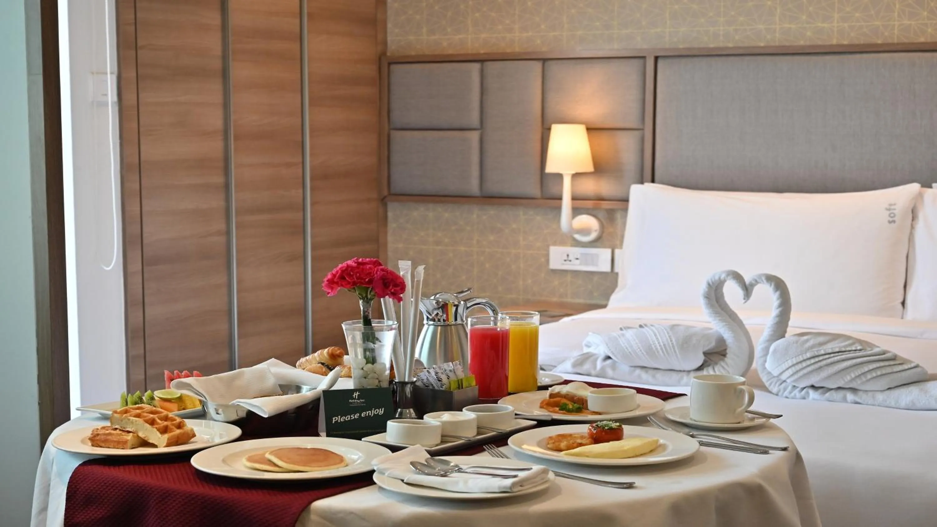 Photo of the whole room, Bed in Holiday Inn Gurugram Sector 90 by IHG