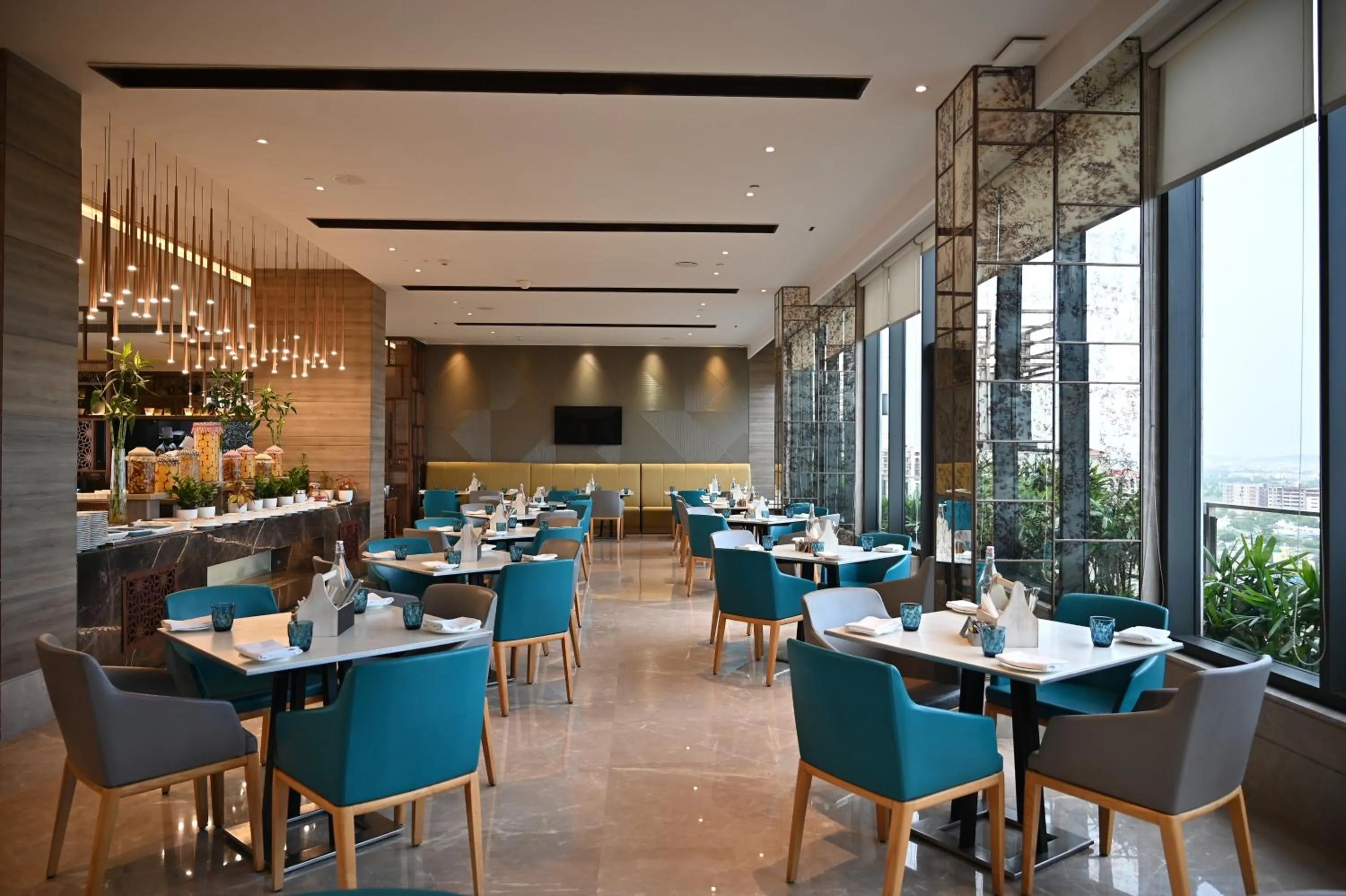 Restaurant/places to eat in Holiday Inn Gurugram Sector 90 by IHG