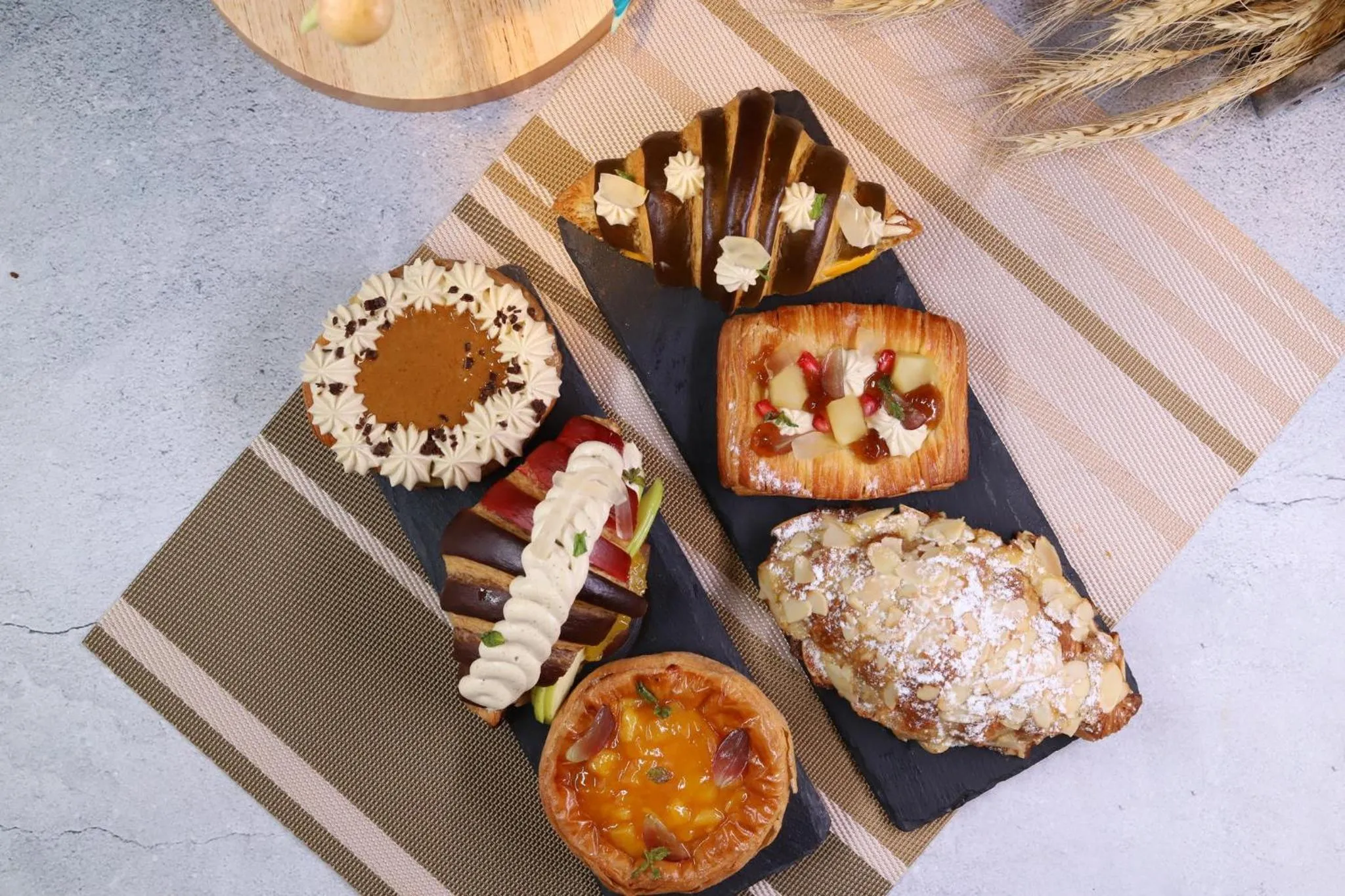 Restaurant/places to eat in Holiday Inn Dhaka City Centre by IHG