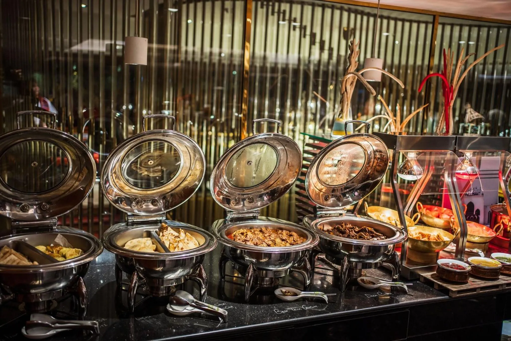 Restaurant/places to eat in Holiday Inn Dhaka City Centre by IHG