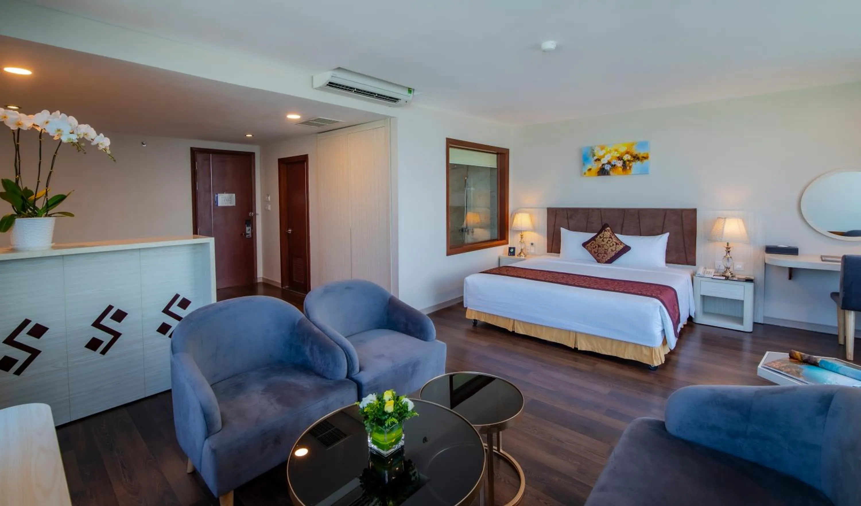 Photo of the whole room, Bed in Muong Thanh Grand Da Nang Hotel