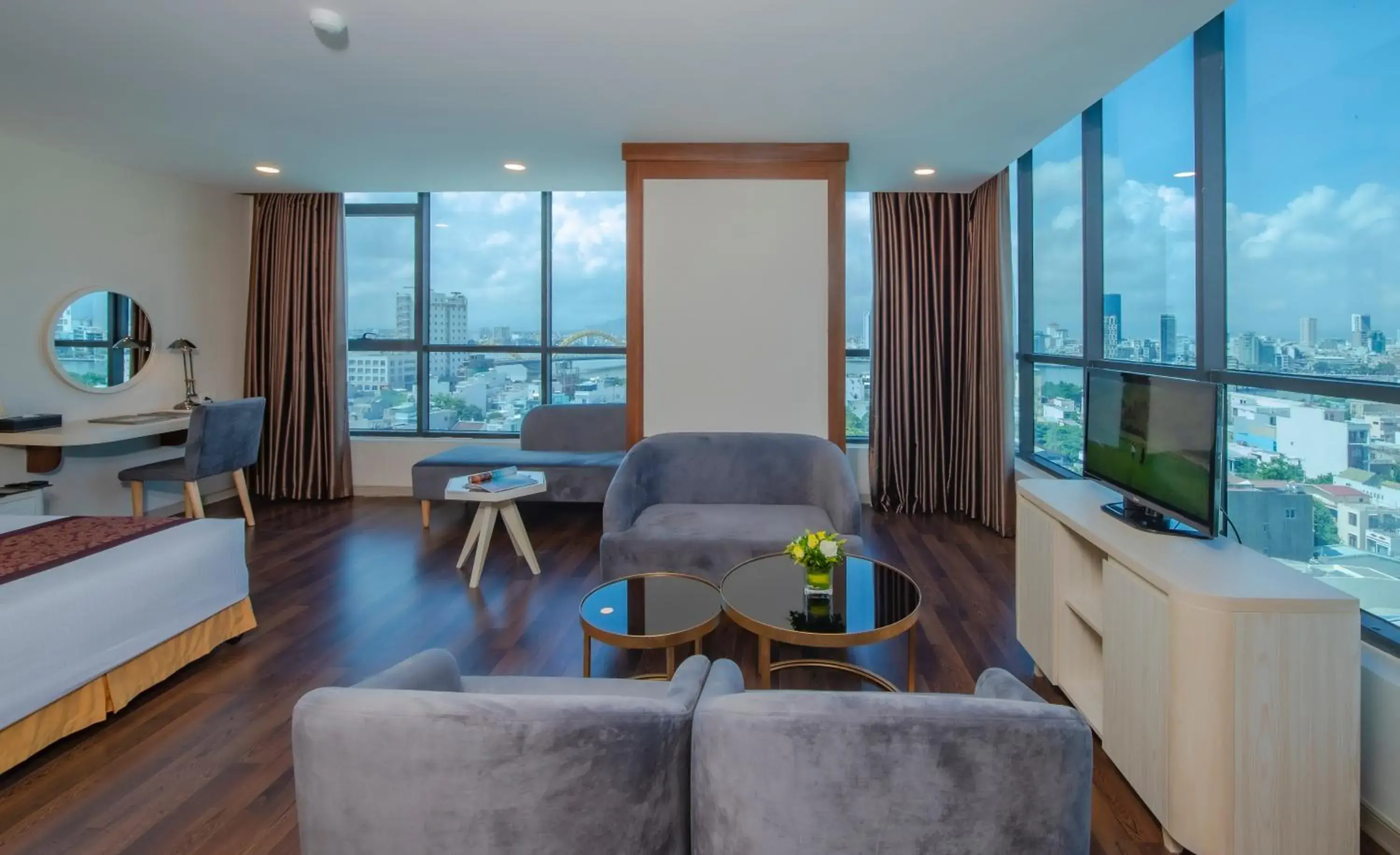 Premium Deluxe King Room with Panoramic View in Muong Thanh Grand Da Nang Hotel Premium Deluxe King Room with Panoramic View in Muong Thanh Grand Da Nang Hotel