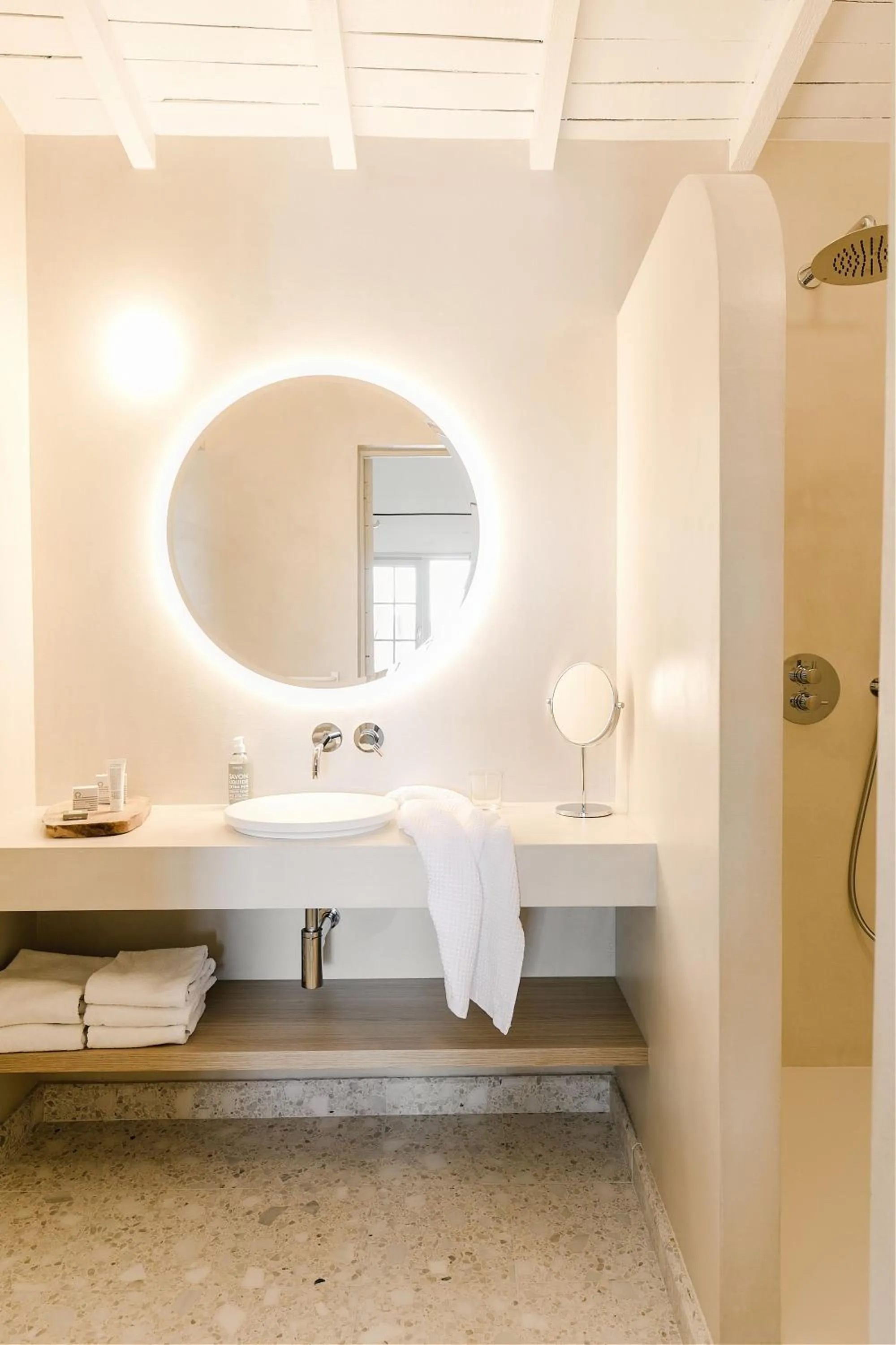 Bathroom in Hôtel Restaurant Les Arnelles