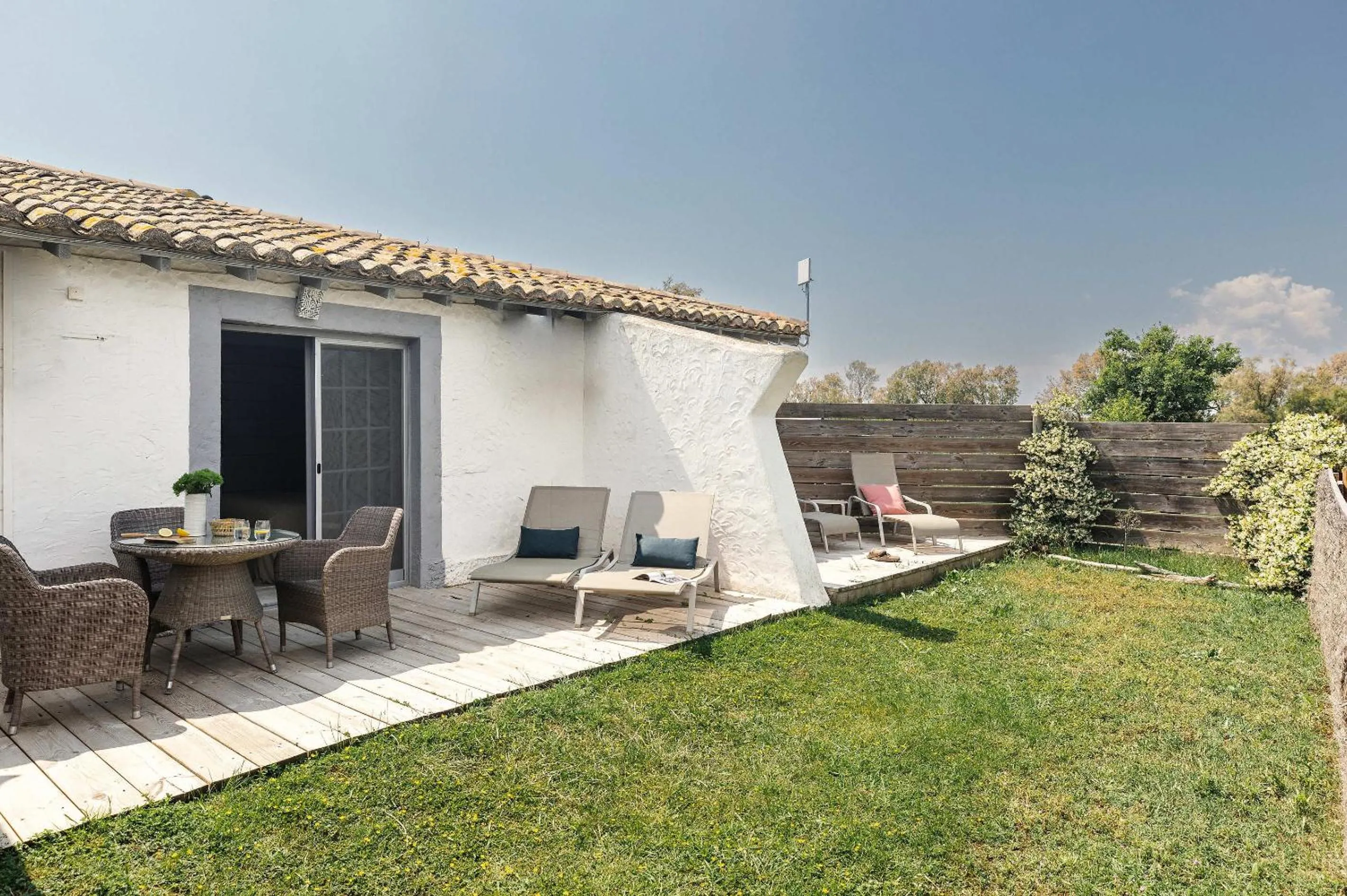 Garden in Hôtel Restaurant Les Arnelles