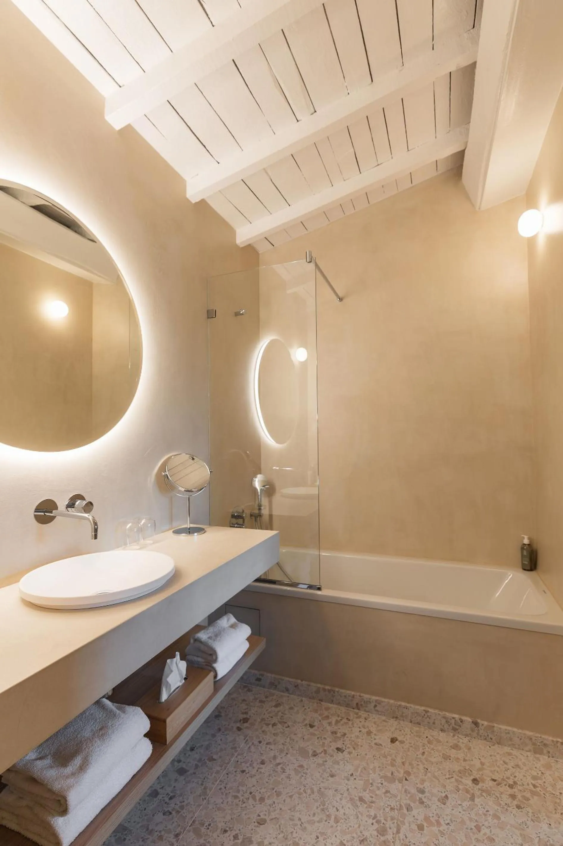 Bathroom in Hôtel Restaurant Les Arnelles