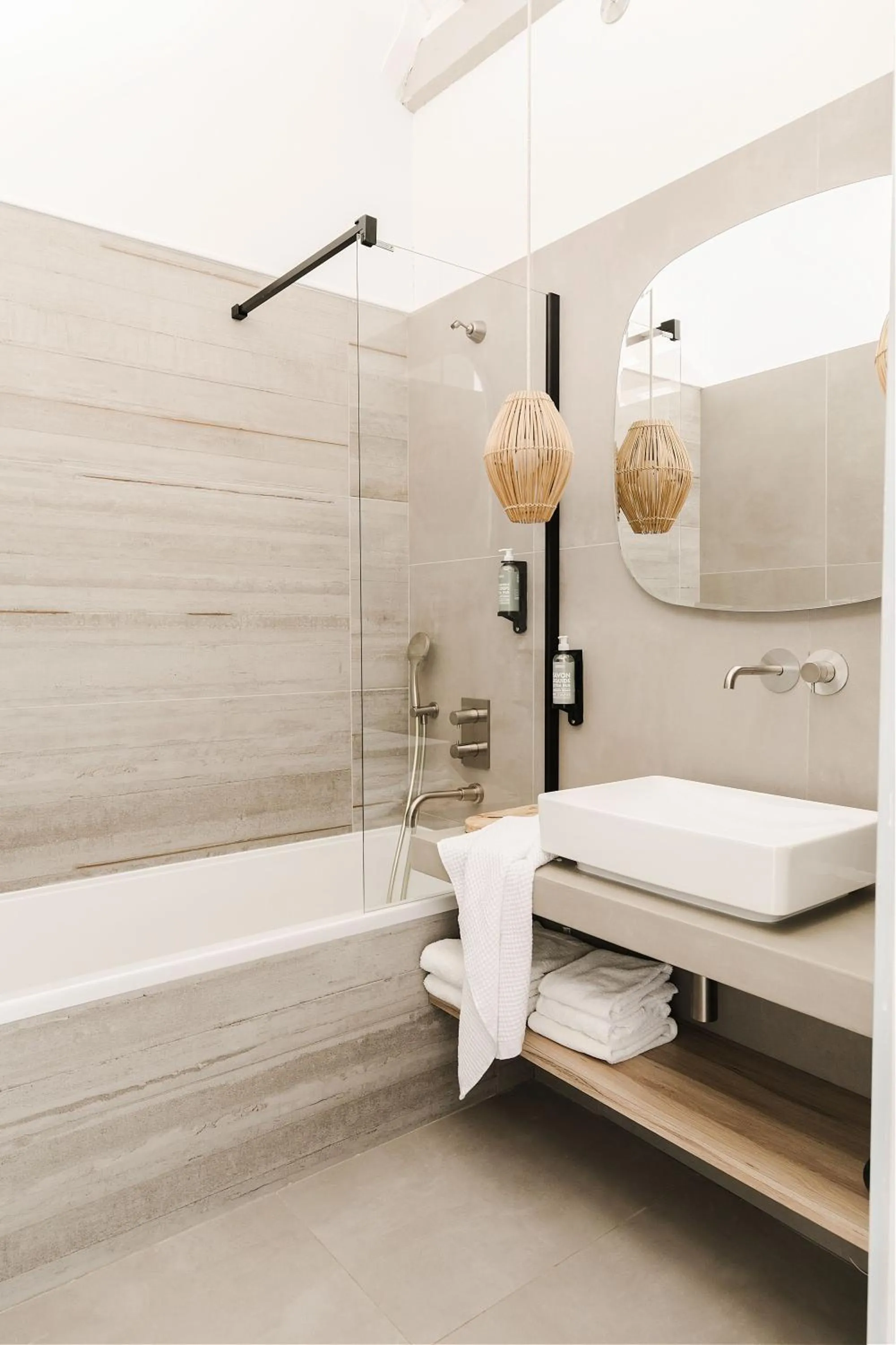 Bathroom in Hôtel Restaurant Les Arnelles