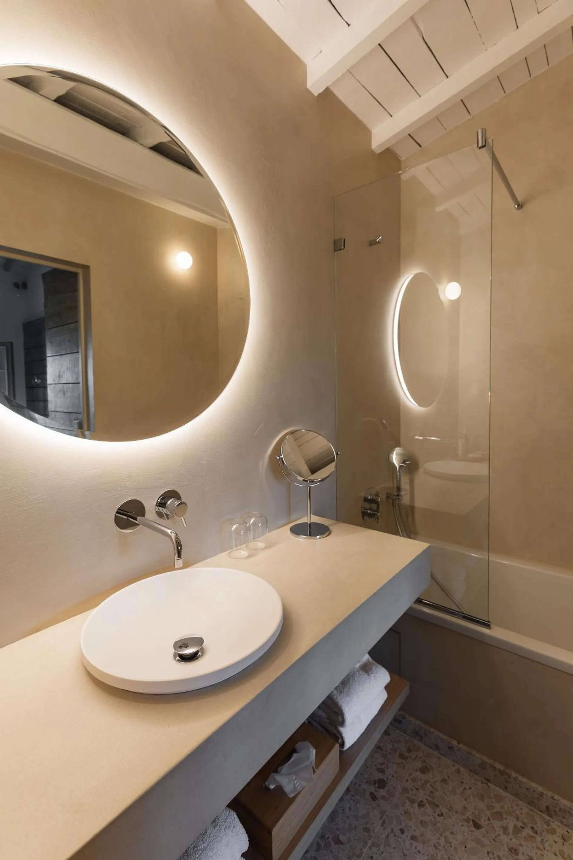 Bathroom in Hôtel Restaurant Les Arnelles