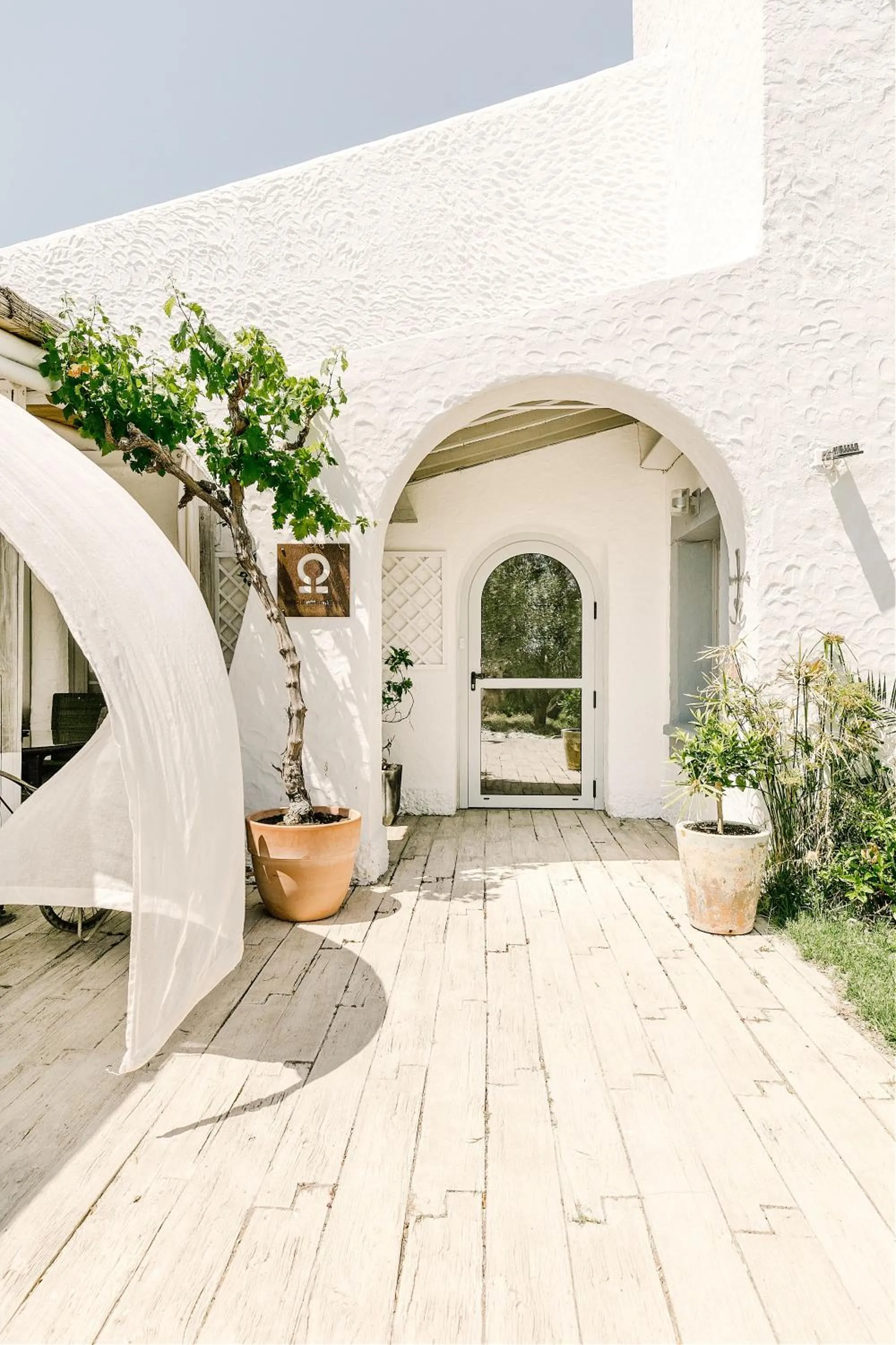 Property building in Hôtel Restaurant Les Arnelles