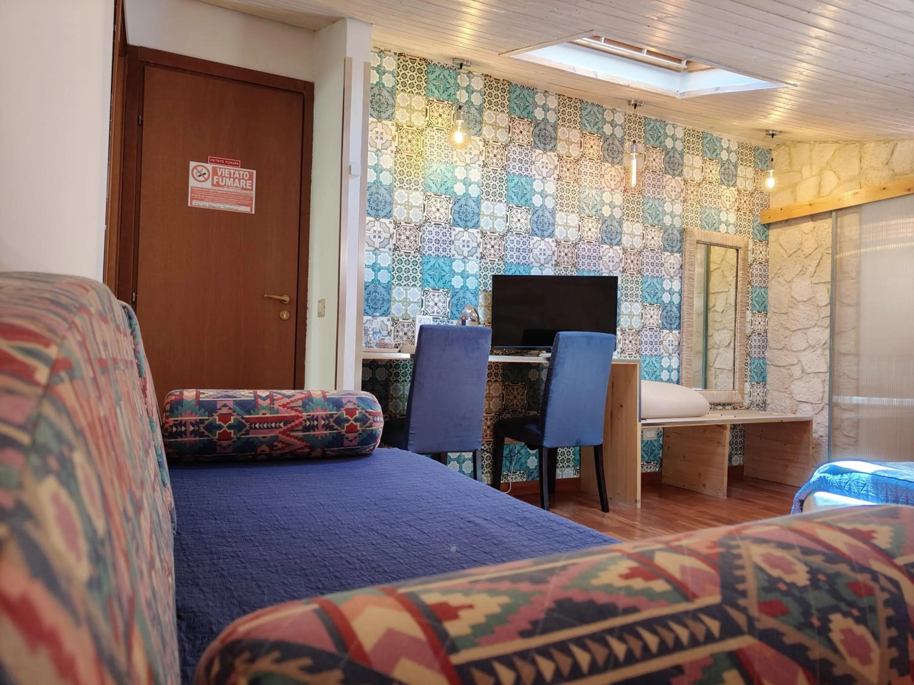 Photo of the whole room, Bed in Proserpina