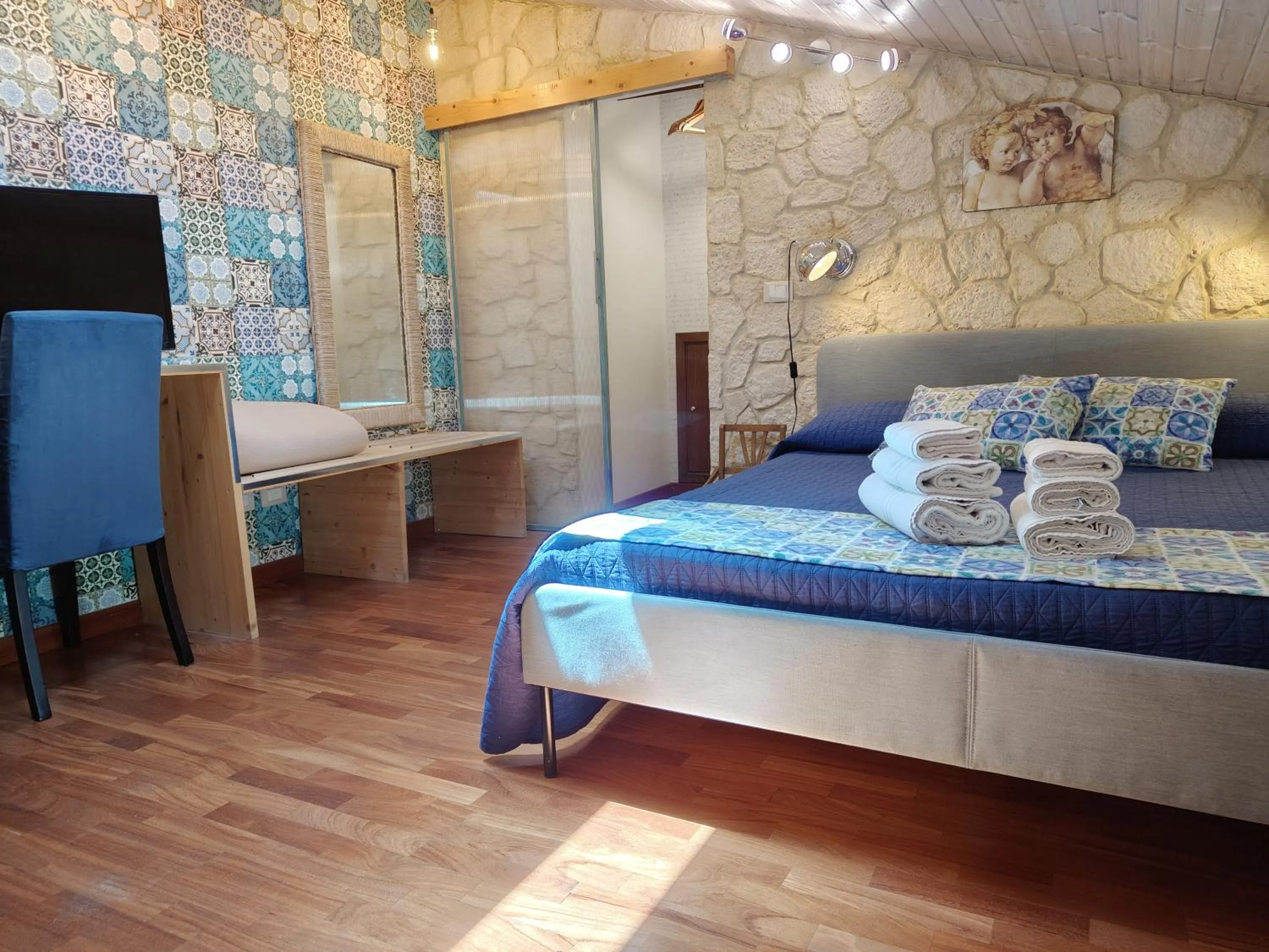 Photo of the whole room, Bed in Proserpina