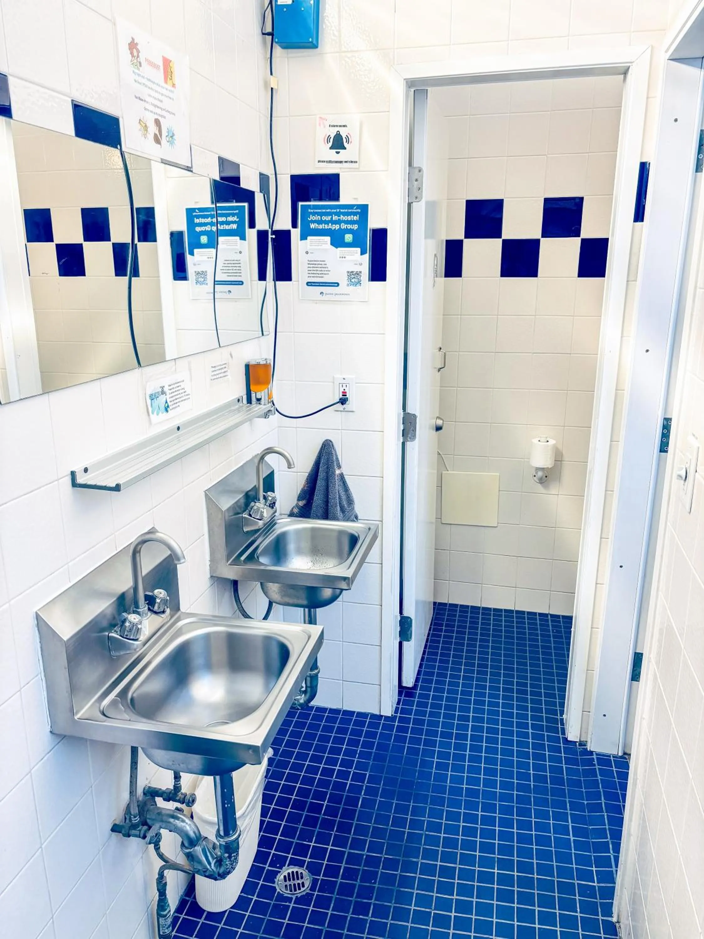 Bathroom in ITH San Francisco Pacific Tradewinds Backpacker Hostel