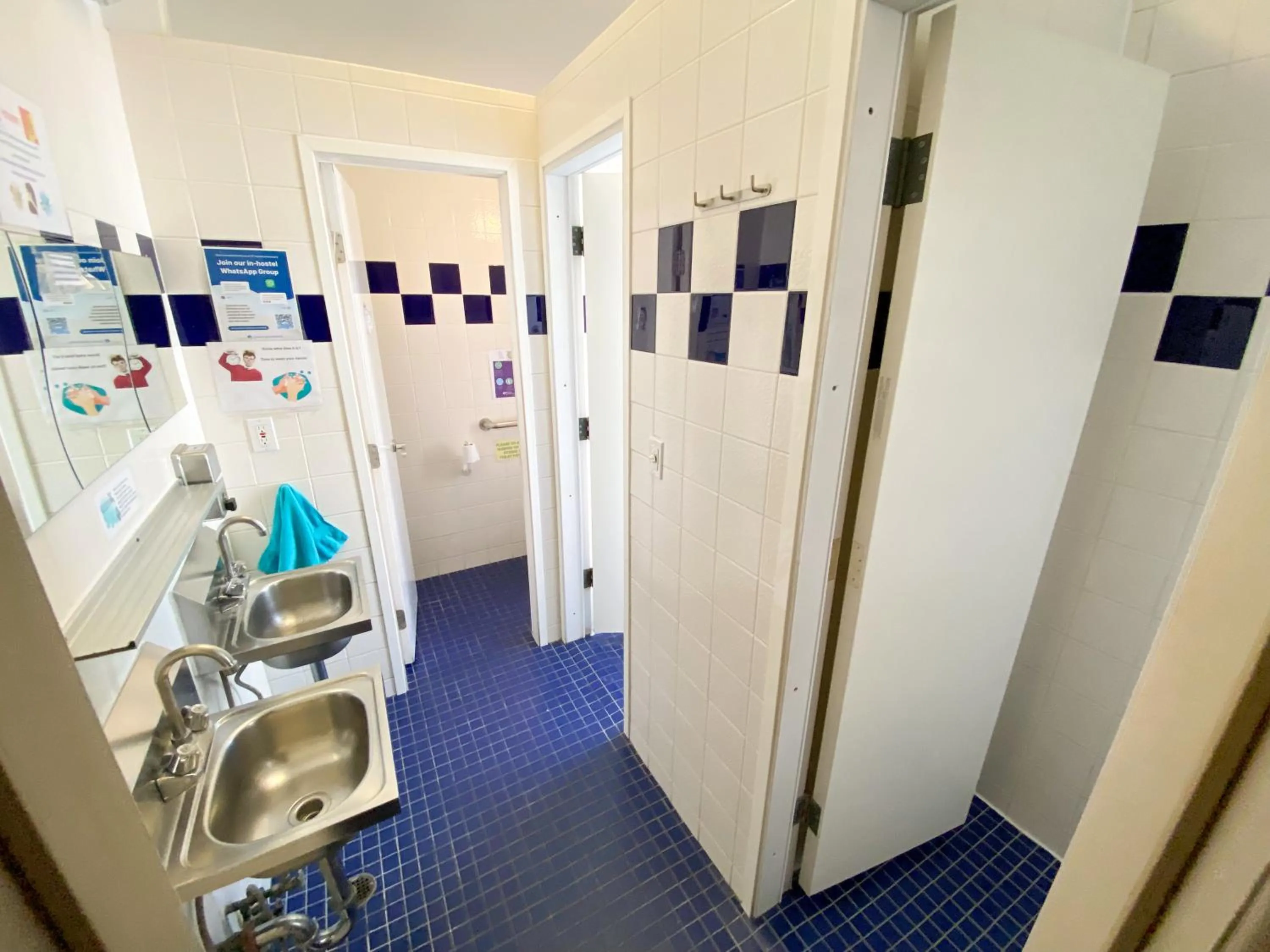 Bathroom in ITH San Francisco Pacific Tradewinds Backpacker Hostel