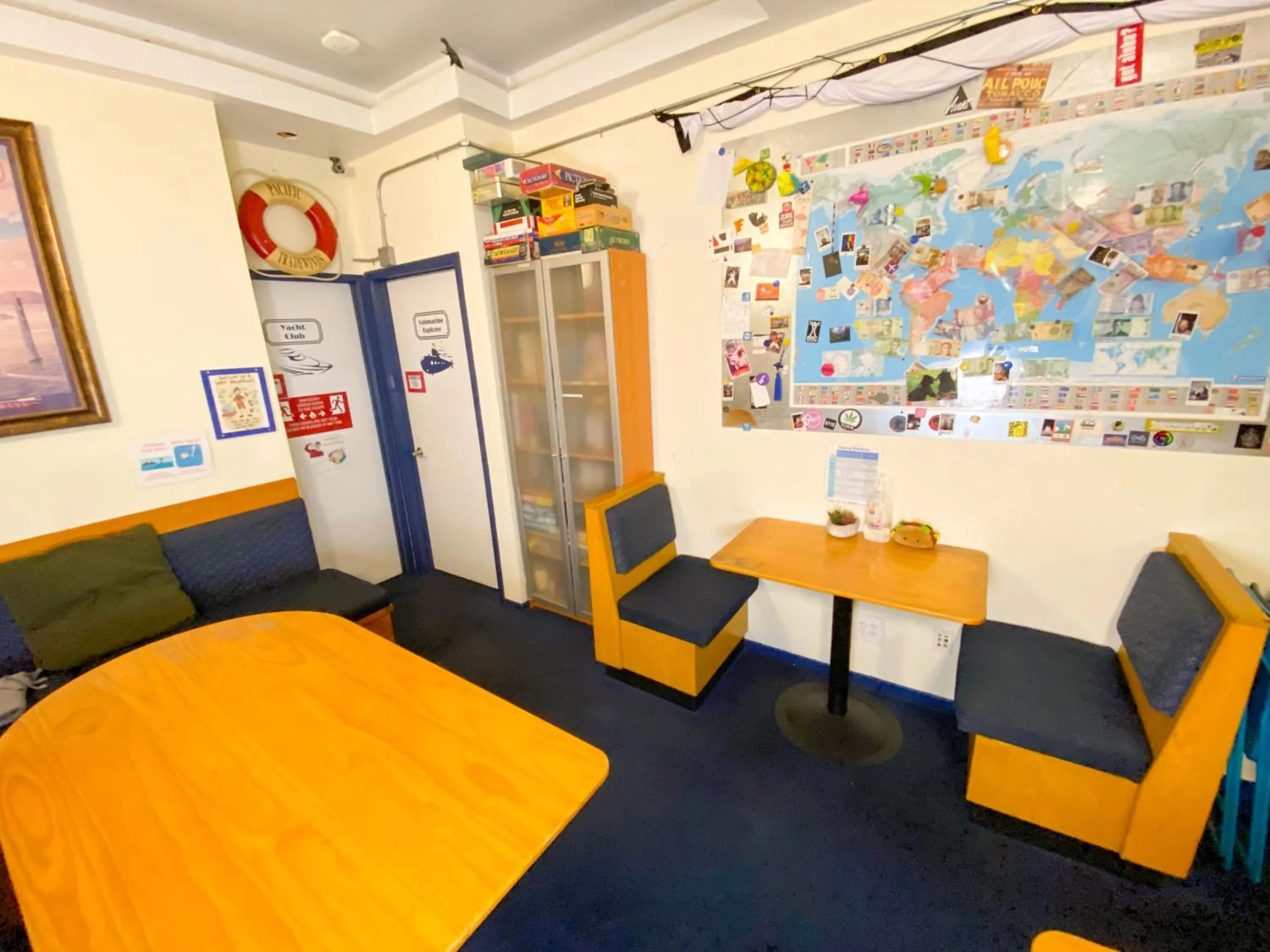 Communal lounge/ TV room in ITH San Francisco Pacific Tradewinds Backpacker Hostel