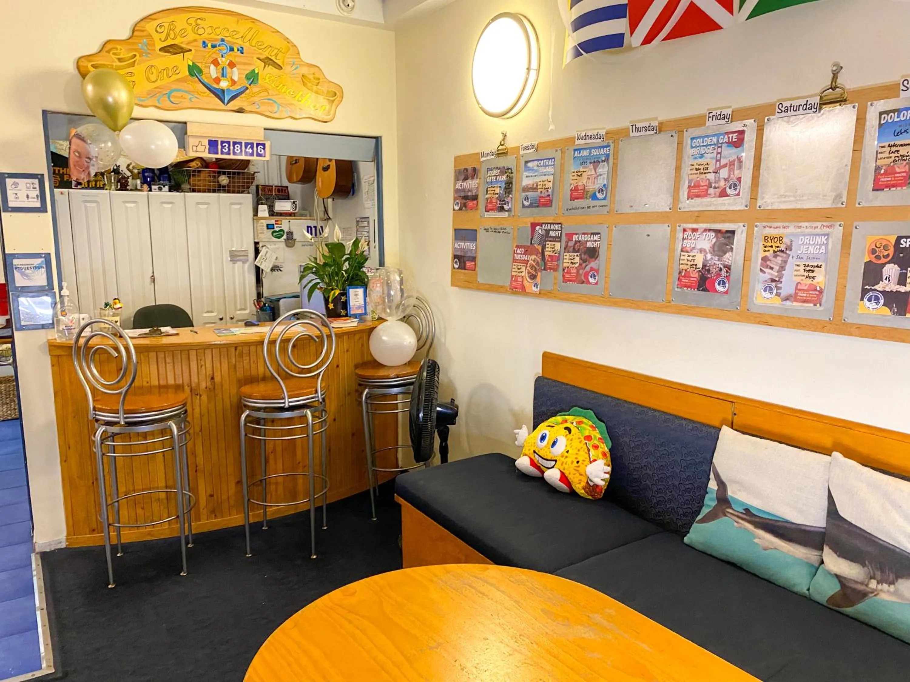 Communal lounge/ TV room in ITH San Francisco Pacific Tradewinds Backpacker Hostel