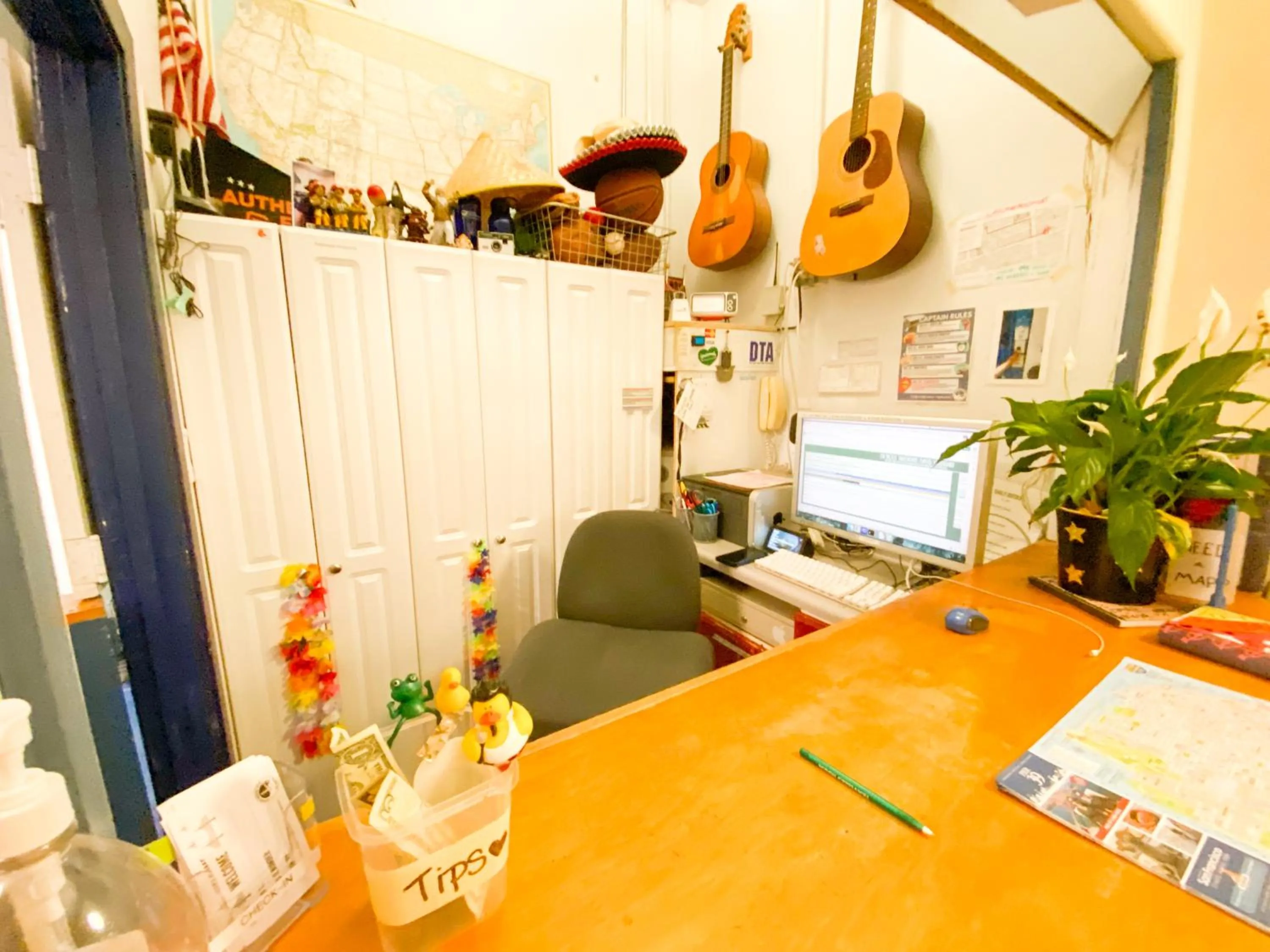 Lobby or reception in ITH San Francisco Pacific Tradewinds Backpacker Hostel