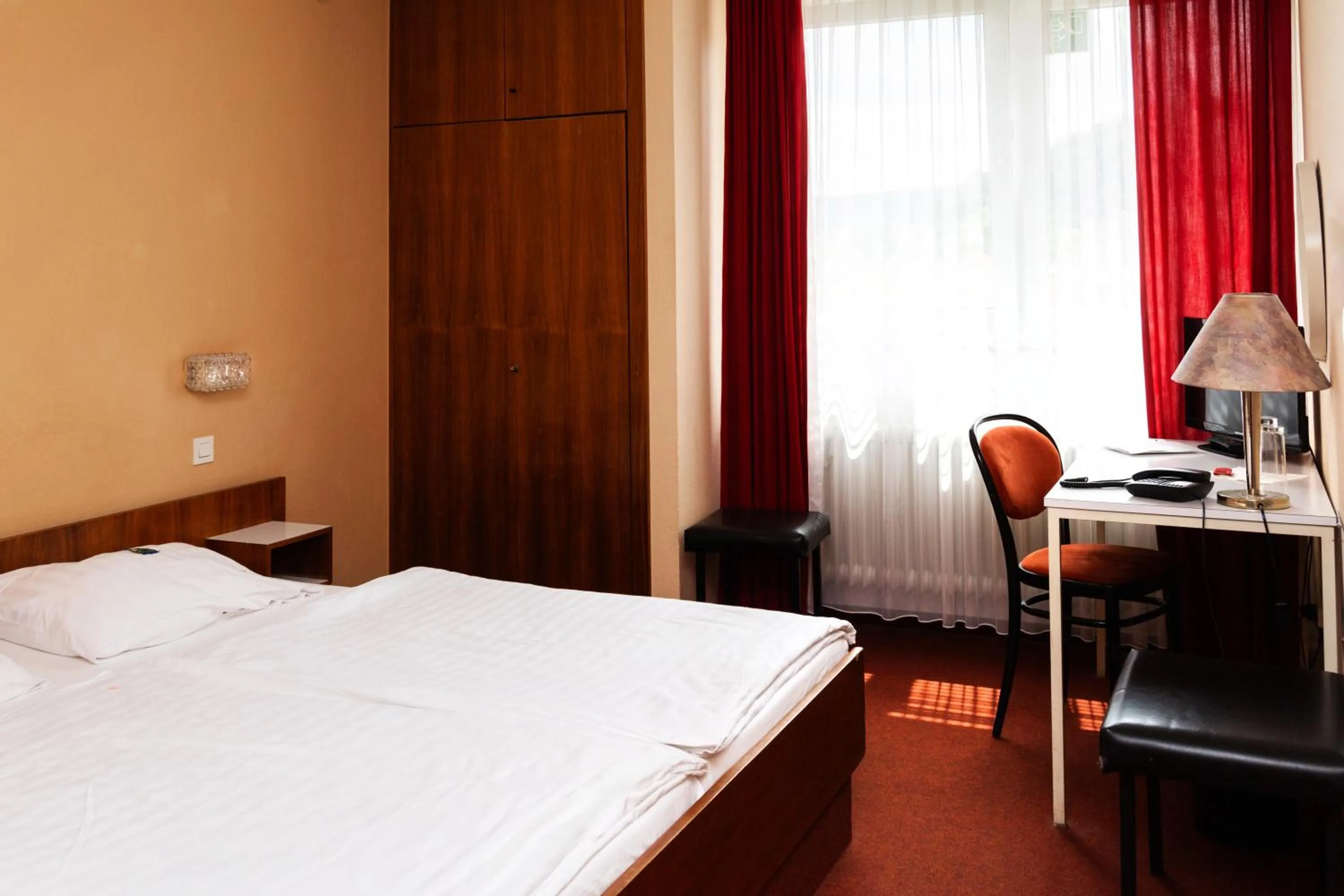 Bed in Hotel Meran Hallenbad & Sauna