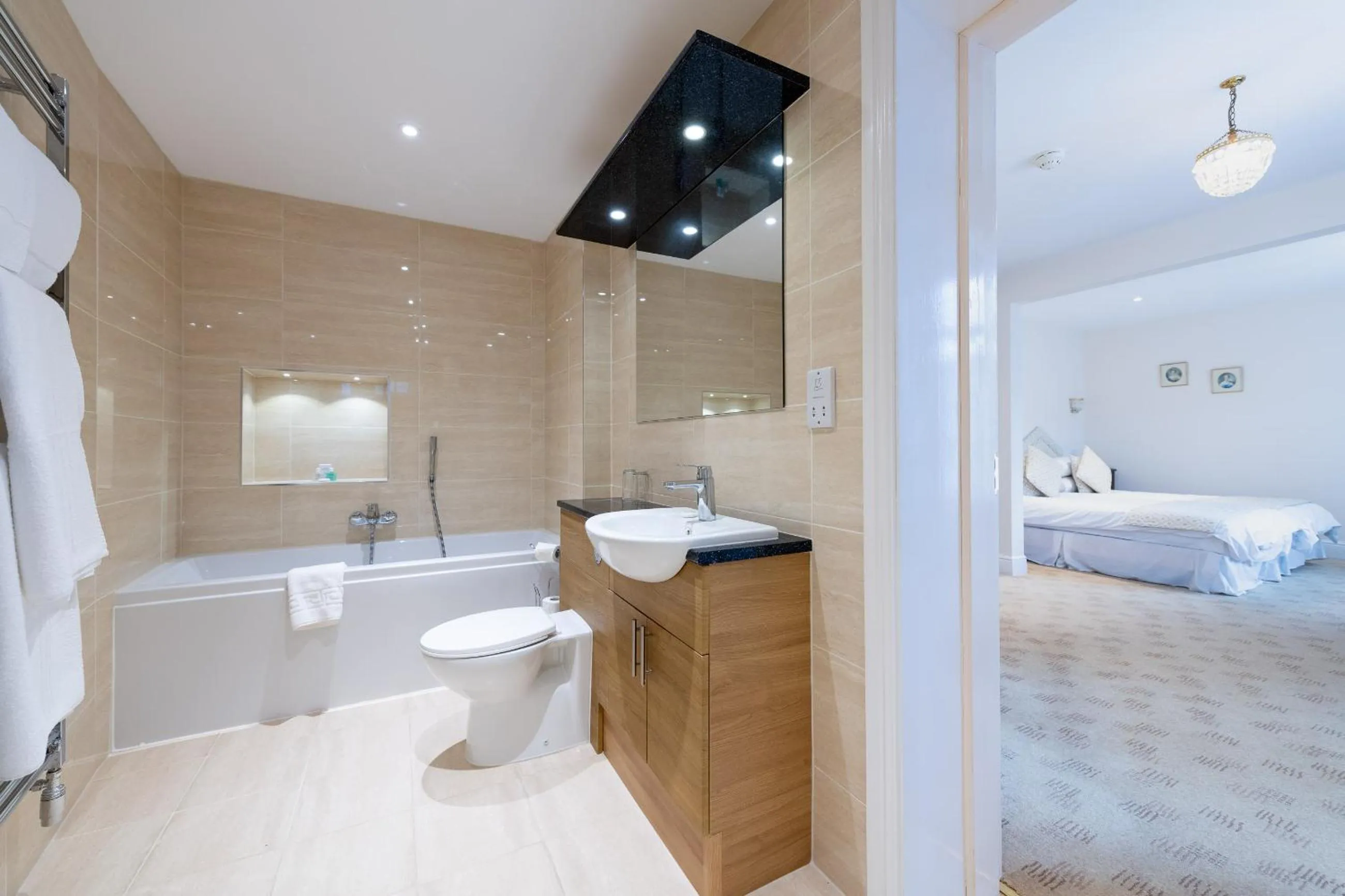 Bathroom, Bed in Royal Glen Hotel