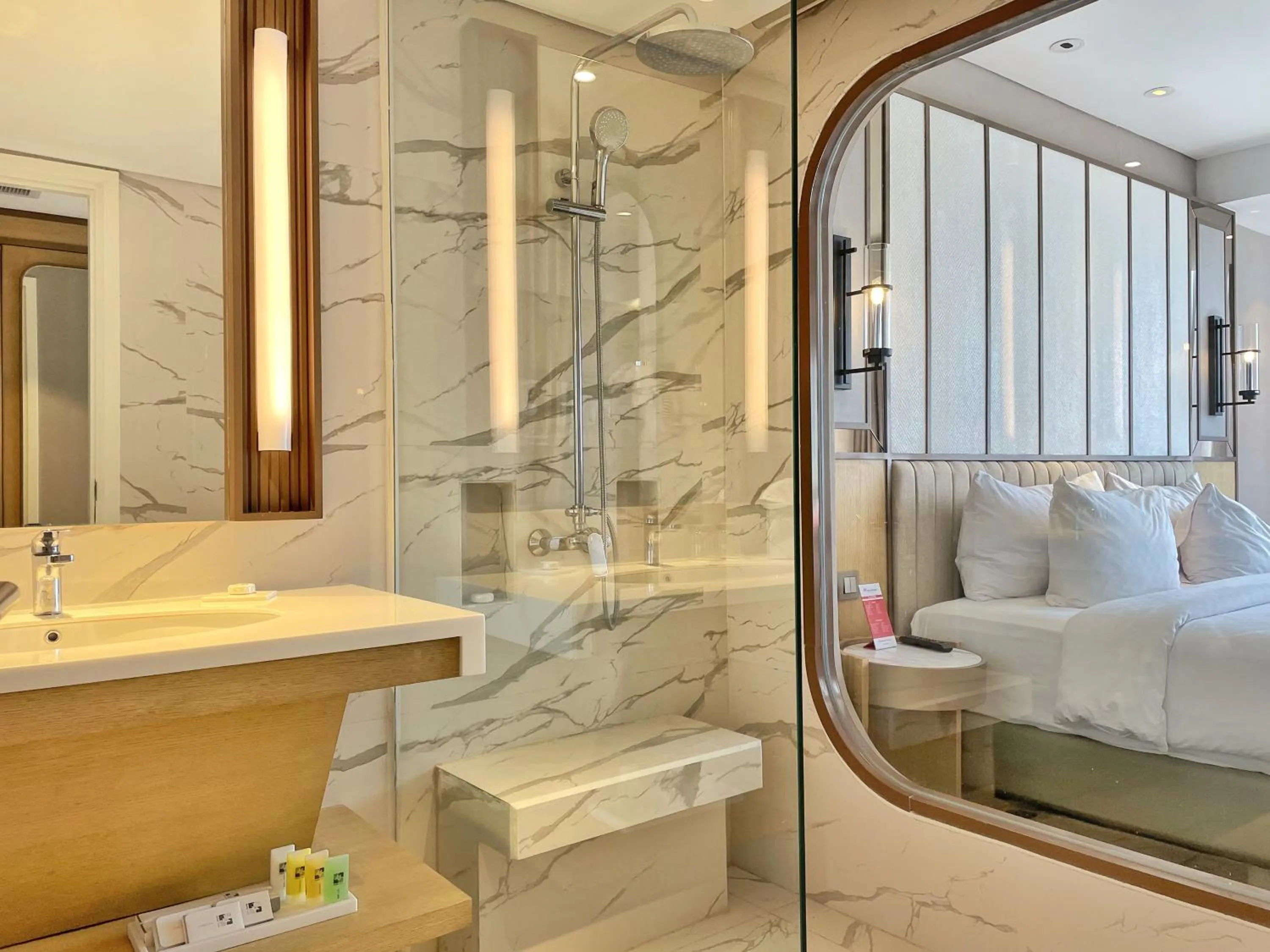 Shower in Swiss-Belhotel Solo