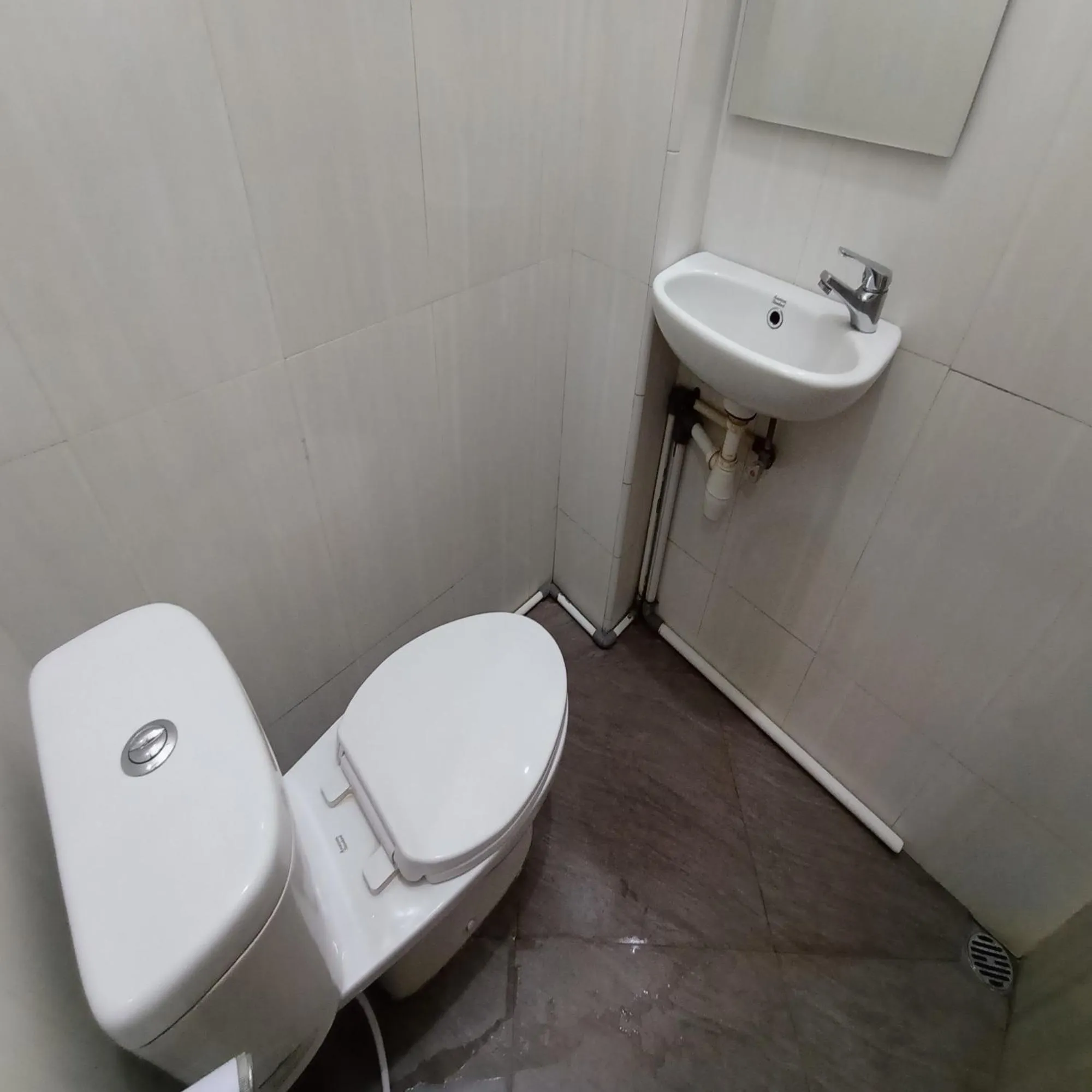 Bathroom in Super OYO 3314 Syariah House