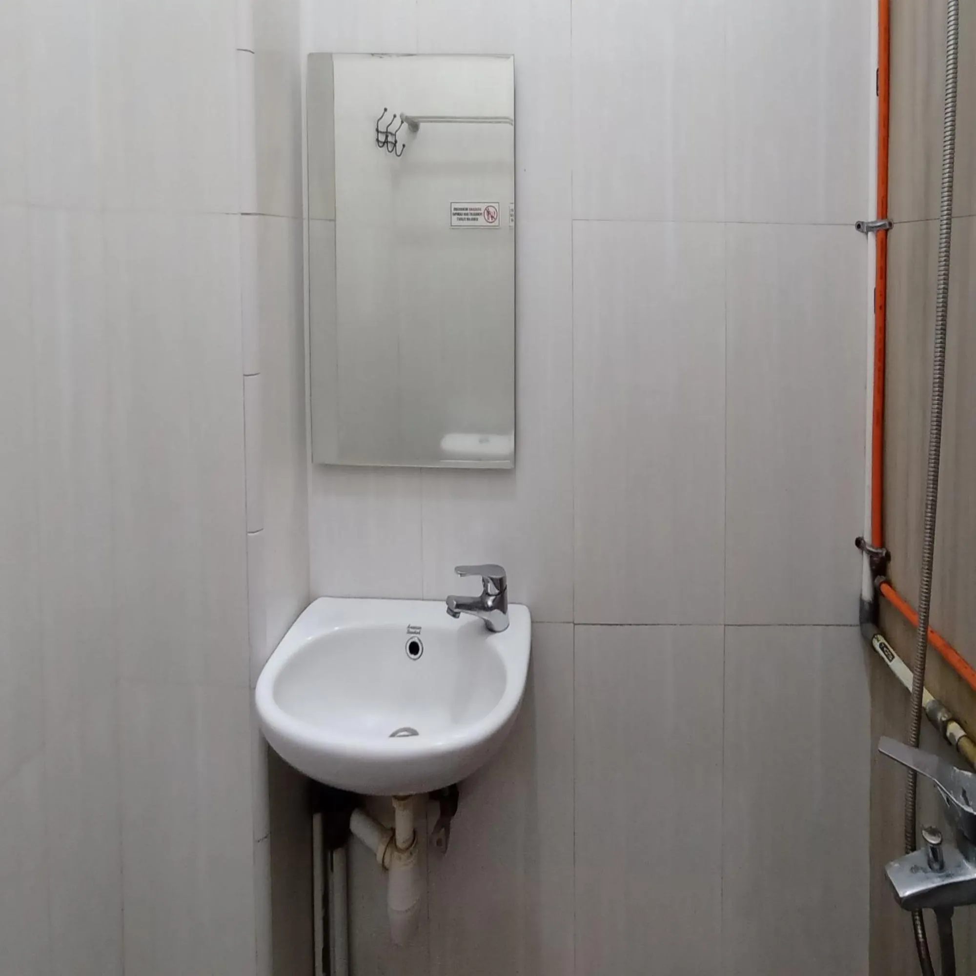 Bathroom in Super OYO 3314 Syariah House