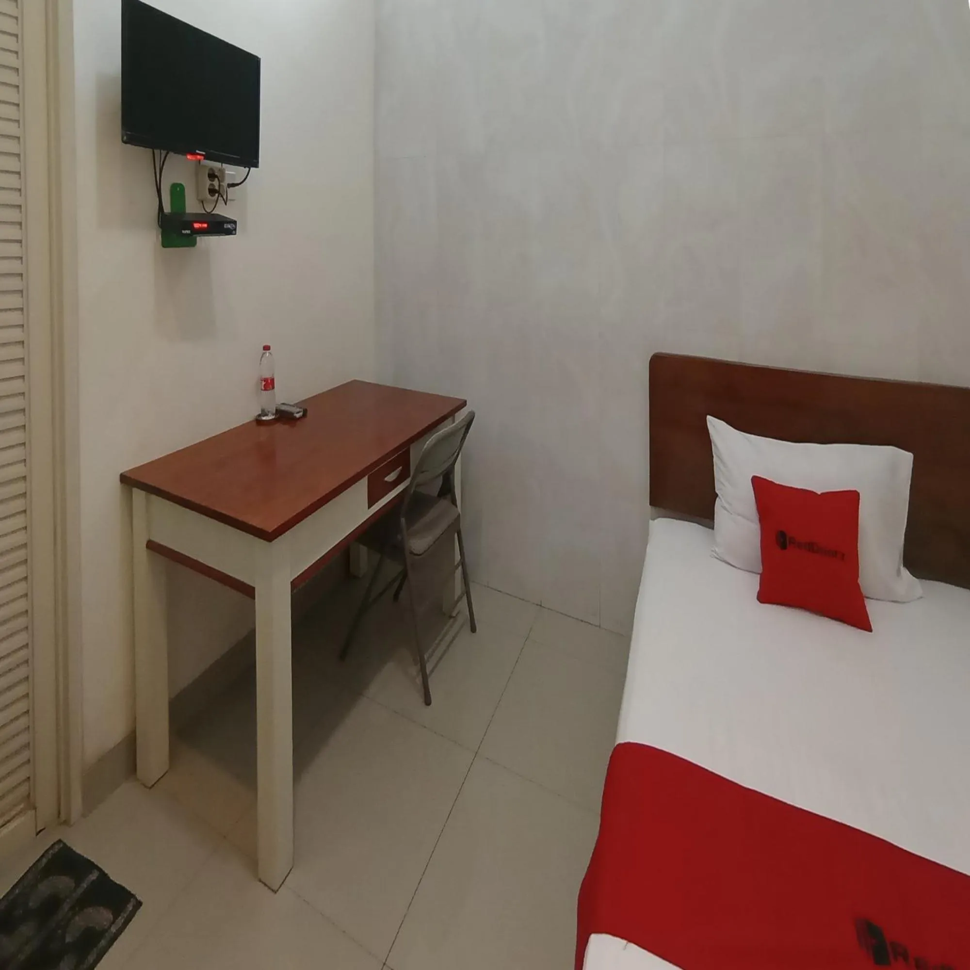 Bedroom, Bed in Super OYO 3314 Syariah House