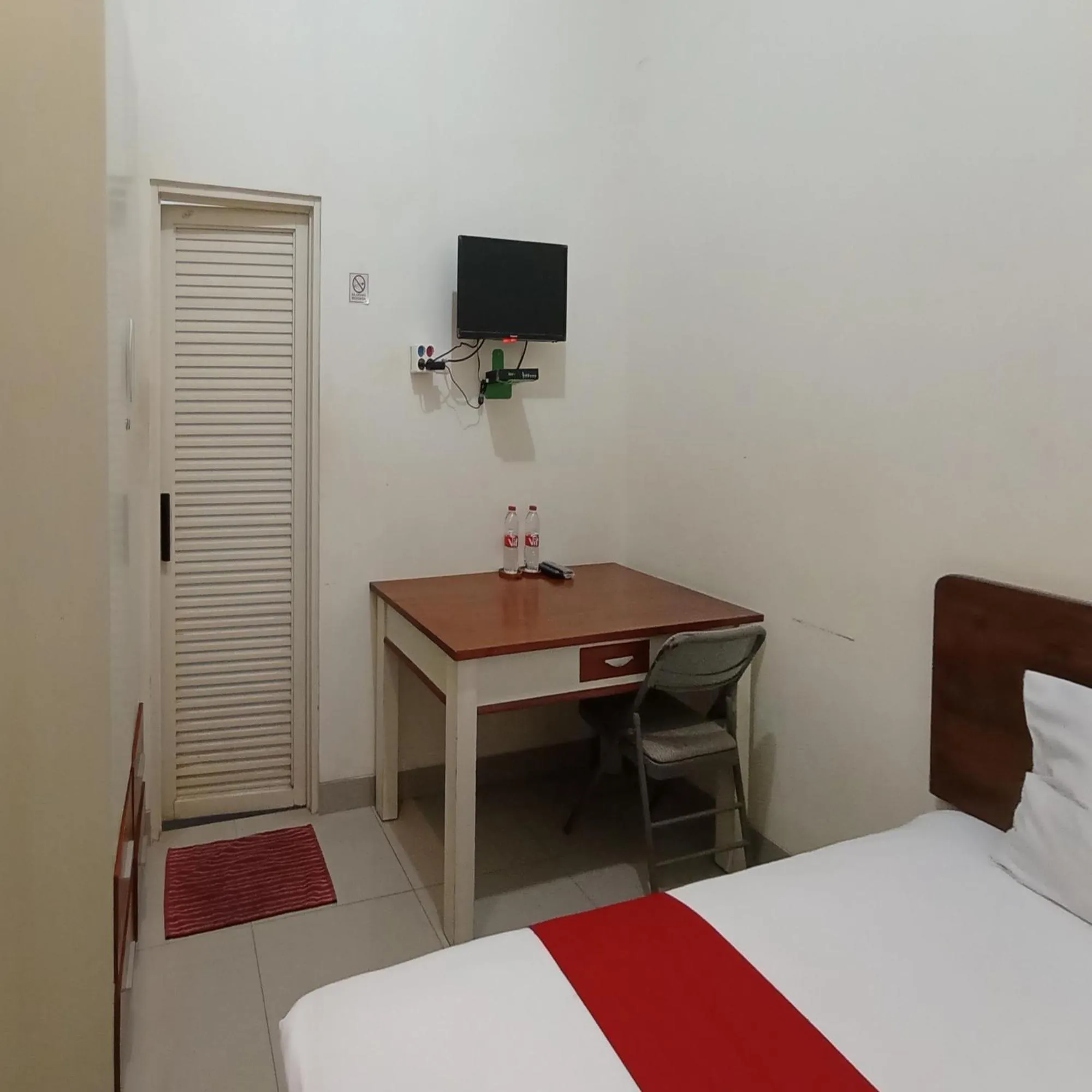 Bedroom, Bed in Super OYO 3314 Syariah House