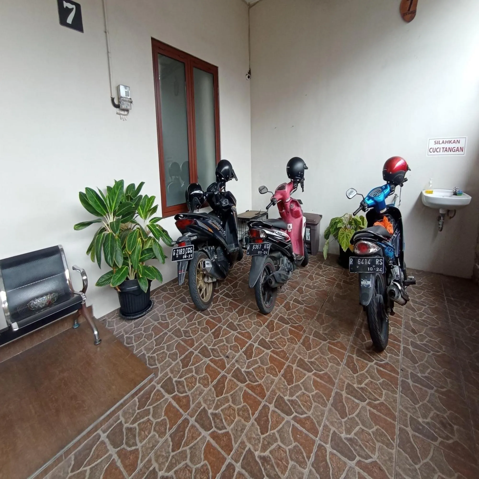 Parking in Super OYO 3314 Syariah House