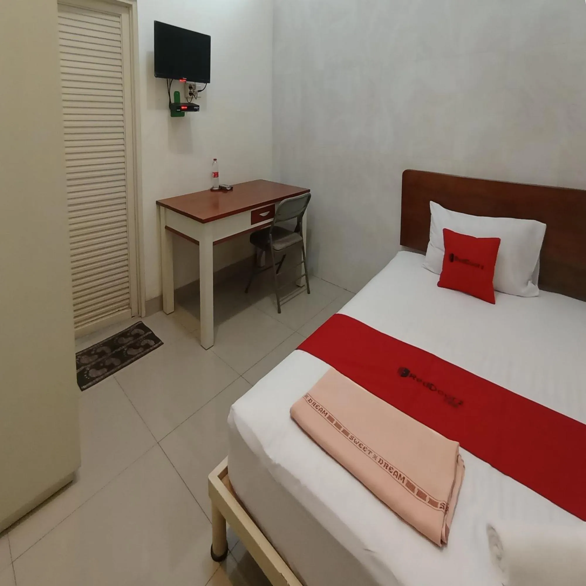 Bedroom, Bed in Super OYO 3314 Syariah House