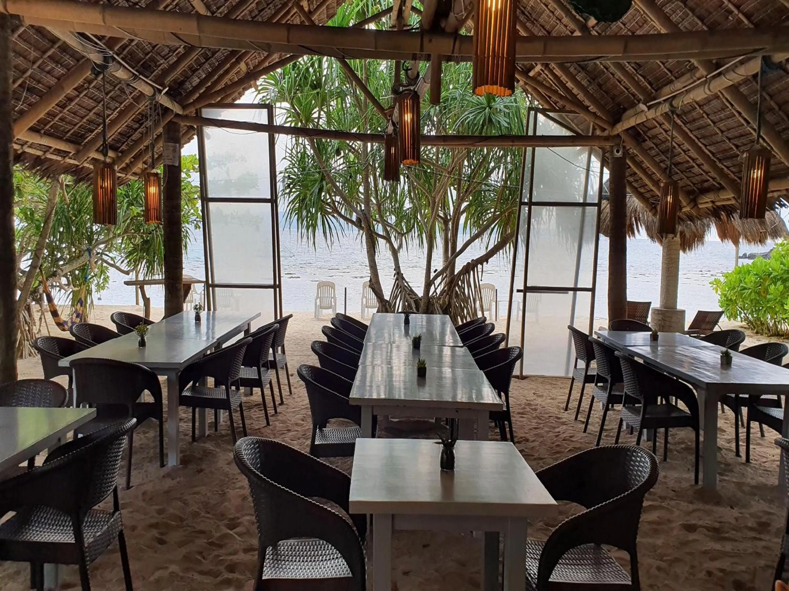 Restaurant/places to eat in Pili Beach Resort Agmanic