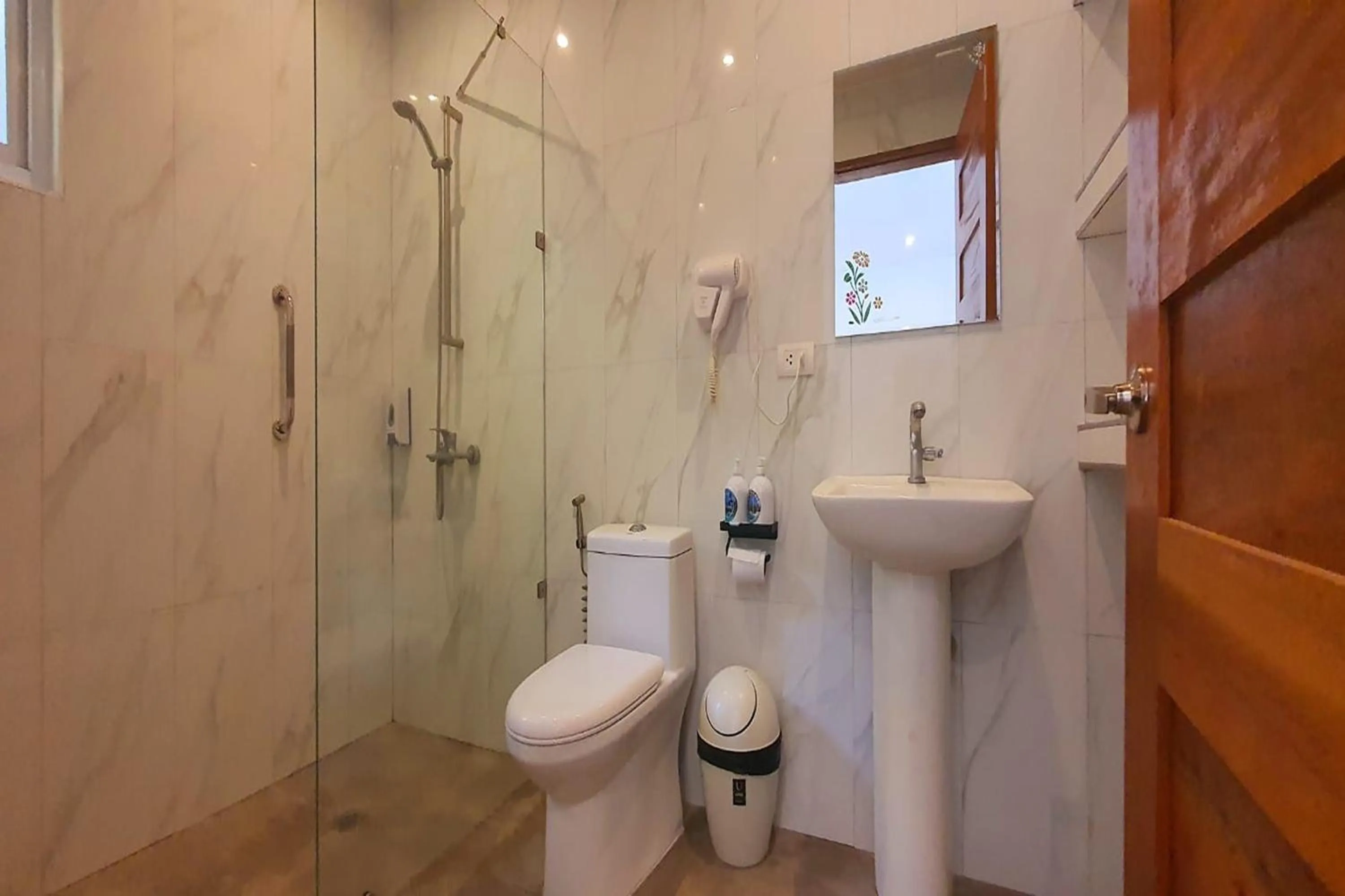 Bathroom in Pili Beach Resort Agmanic