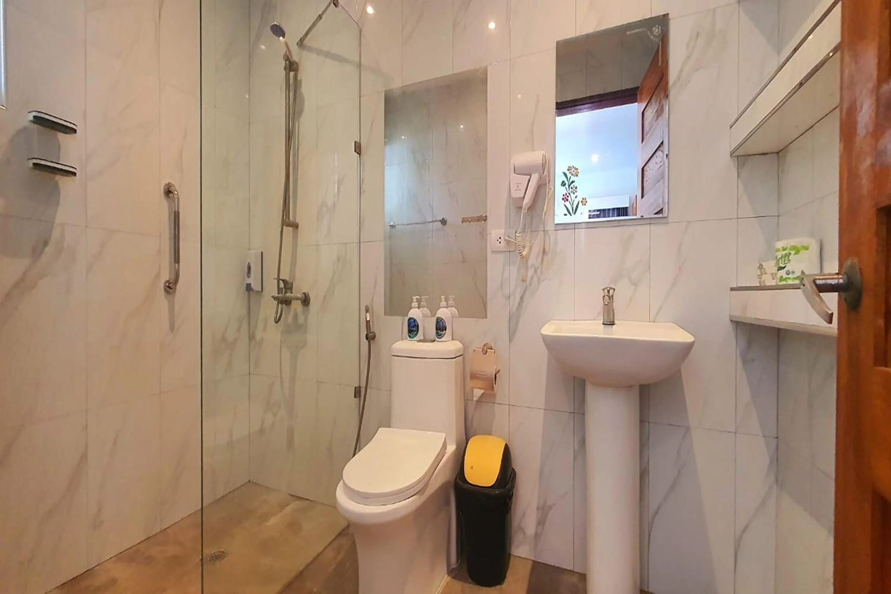 Bathroom in Pili Beach Resort Agmanic