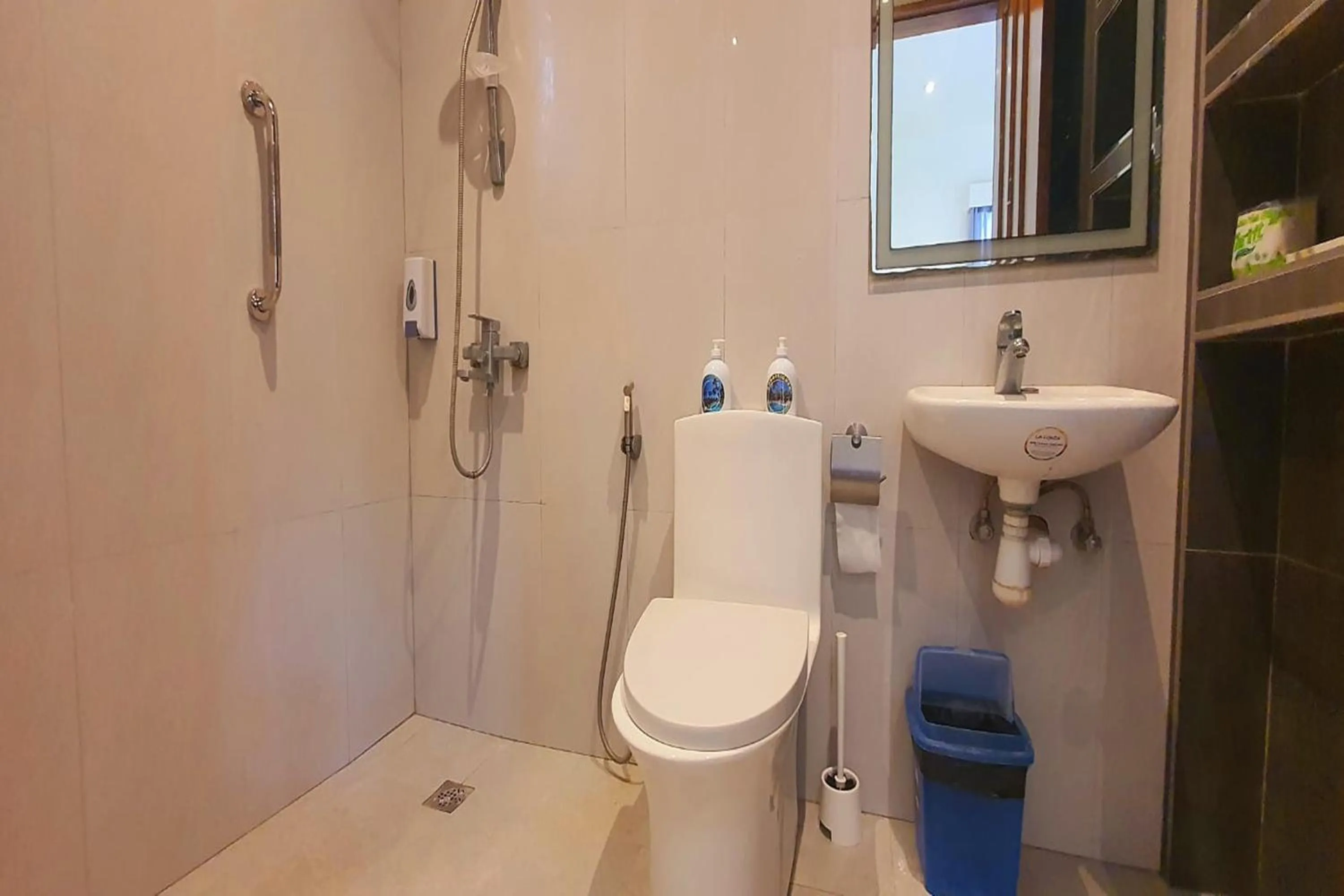 Bathroom in Pili Beach Resort Agmanic