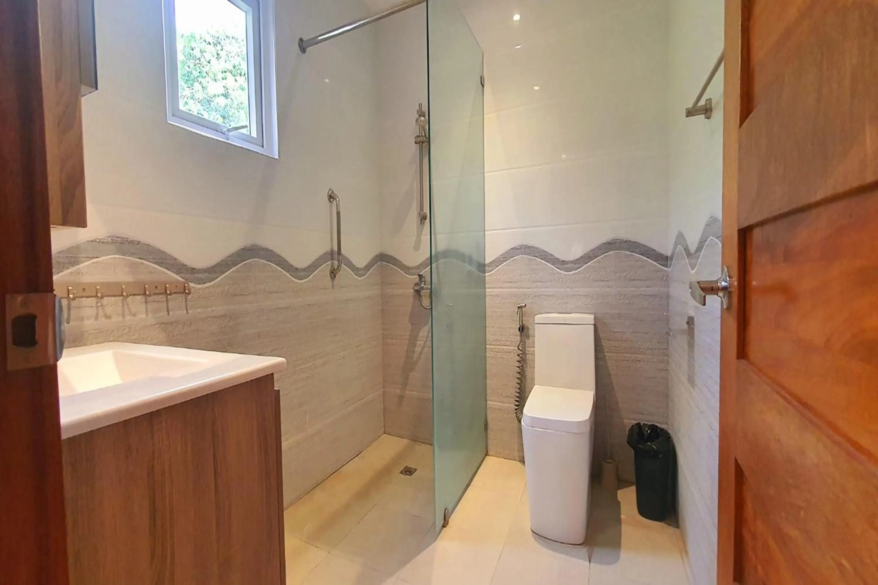 Bathroom in Pili Beach Resort Agmanic