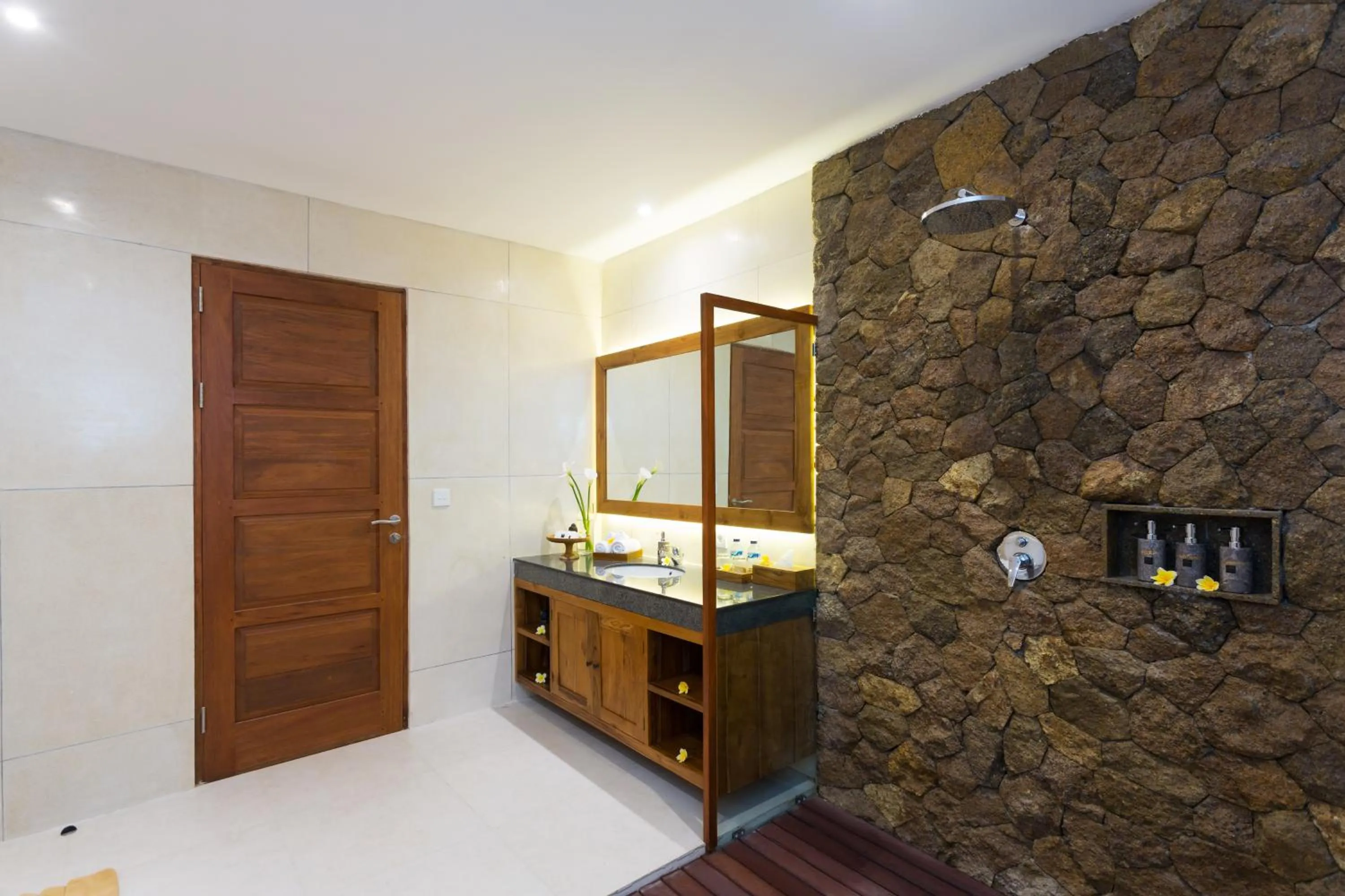 Shower in de Metra Villa Ubud by GenuineHost