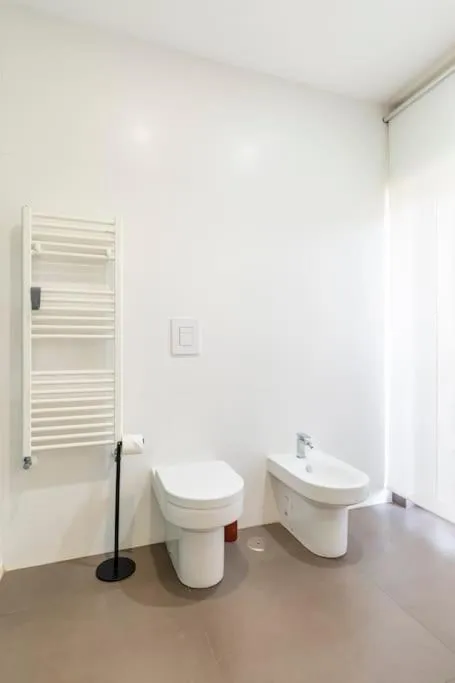 Toilet in Tufo Giallo Rooms