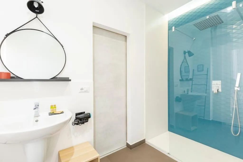 Shower in Tufo Giallo Rooms