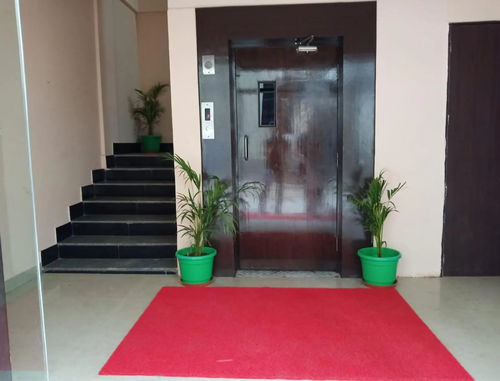 elevator in Guru Comfort, 100 m from Apollo Hospital