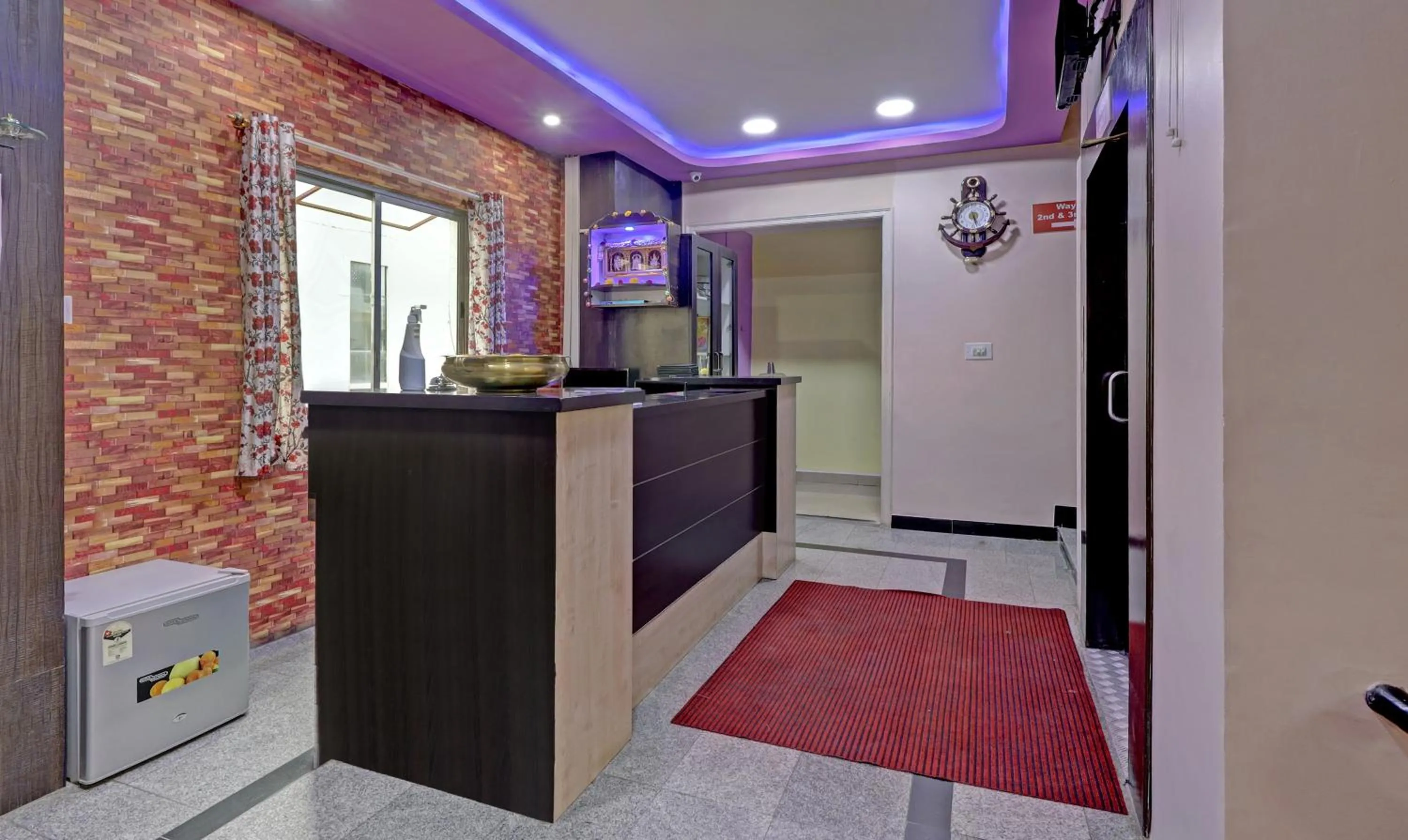 Lobby or reception in Guru Comfort, 100 m from Apollo Hospital