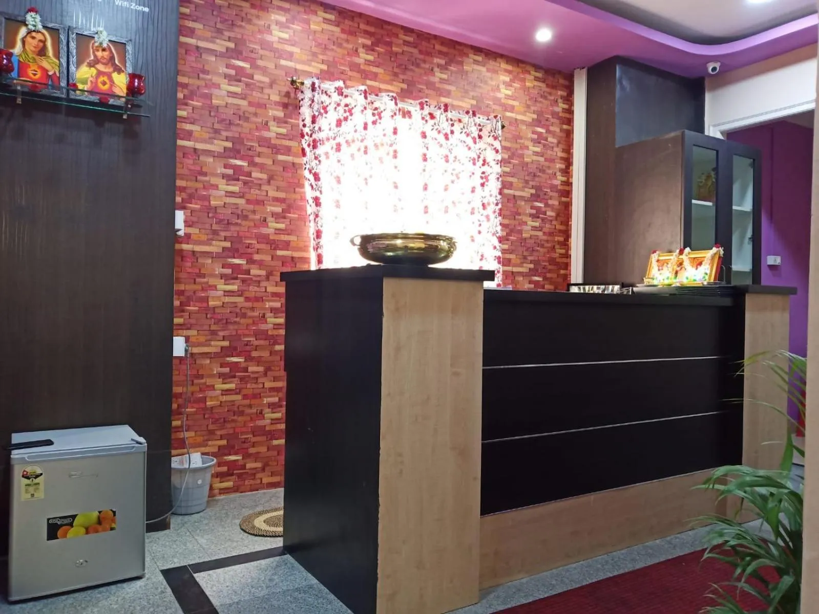 Lobby or reception in Guru Comfort, 100 m from Apollo Hospital