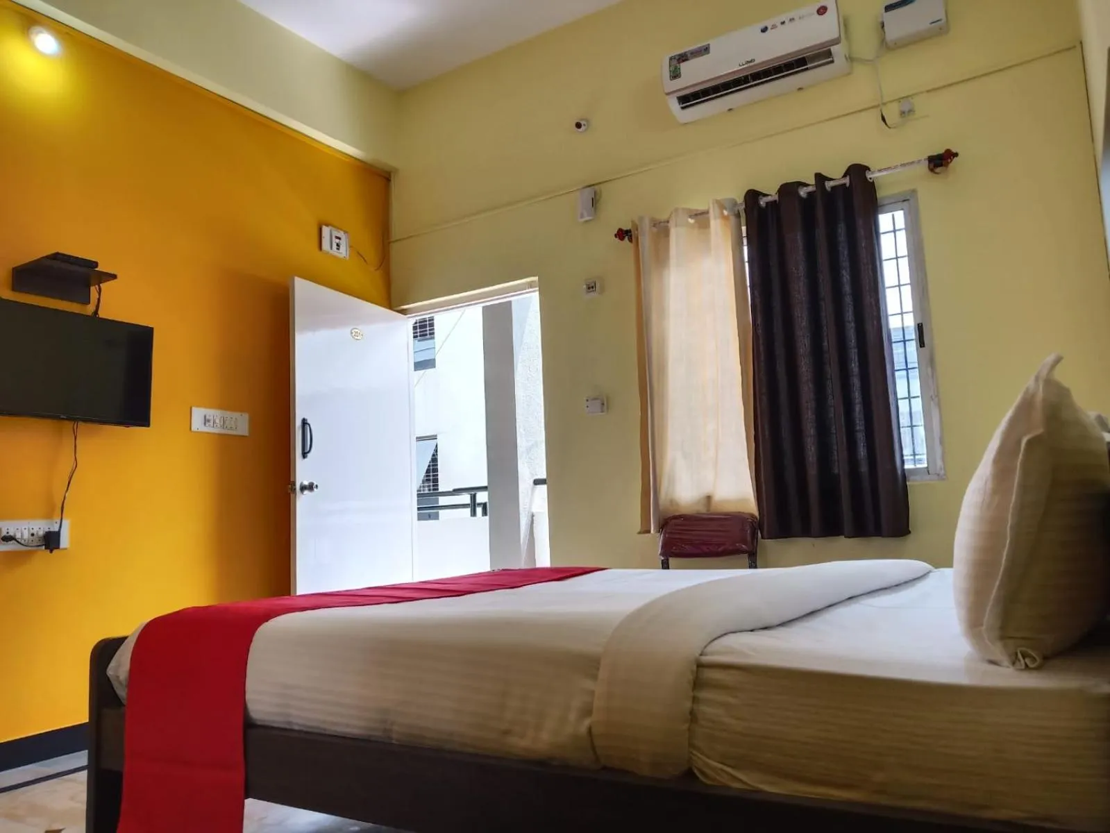 Bedroom, Bed in Guru Comfort, 100 m from Apollo Hospital