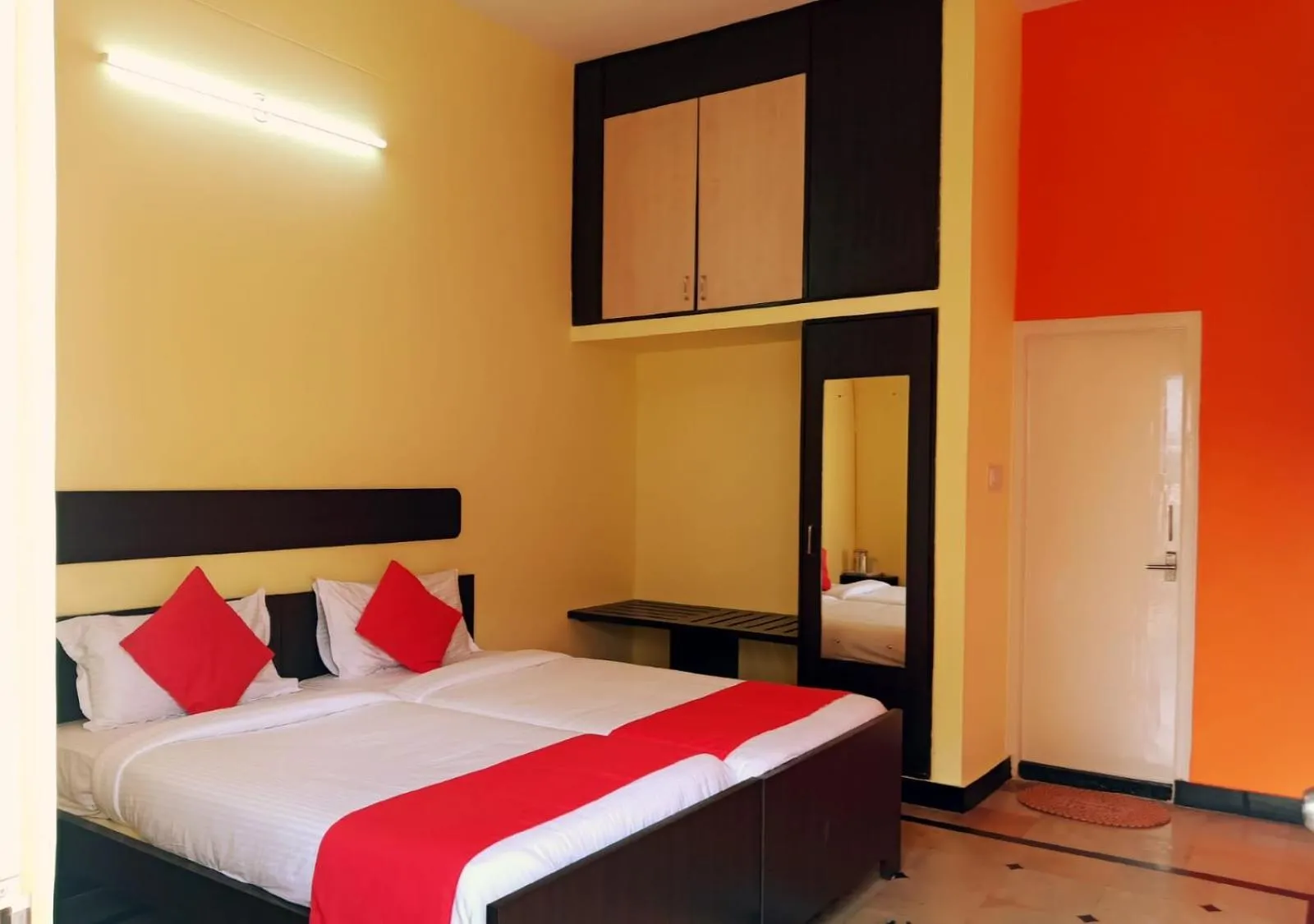 Bedroom, Bed in Guru Comfort, 100 m from Apollo Hospital