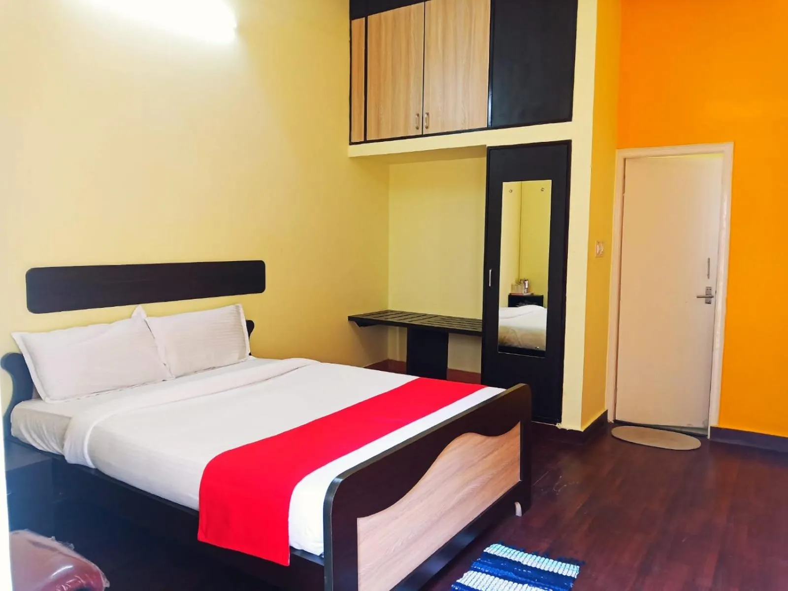 Bedroom, Bed in Guru Comfort, 100 m from Apollo Hospital