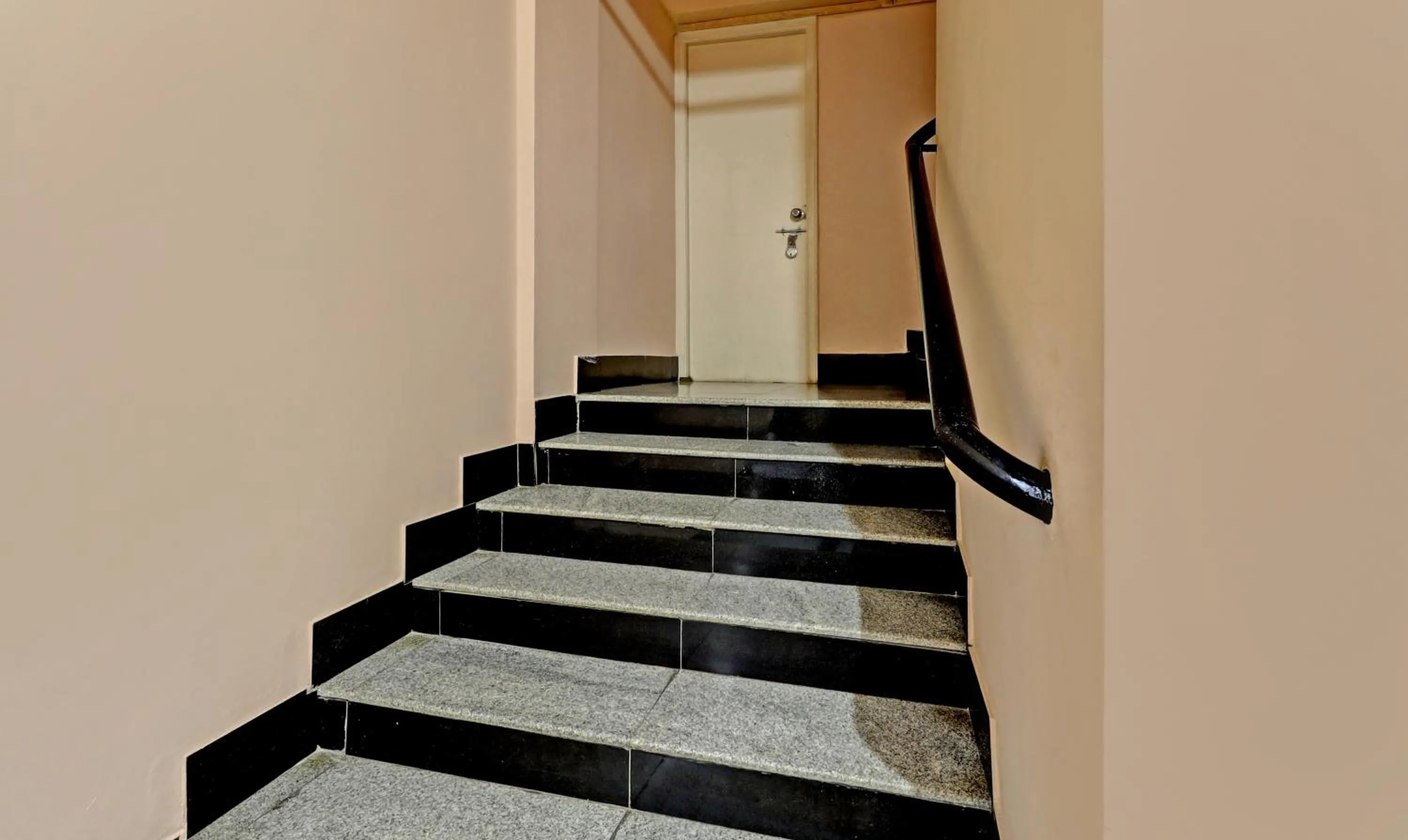 Lobby or reception in Guru Comfort, 100 m from Apollo Hospital